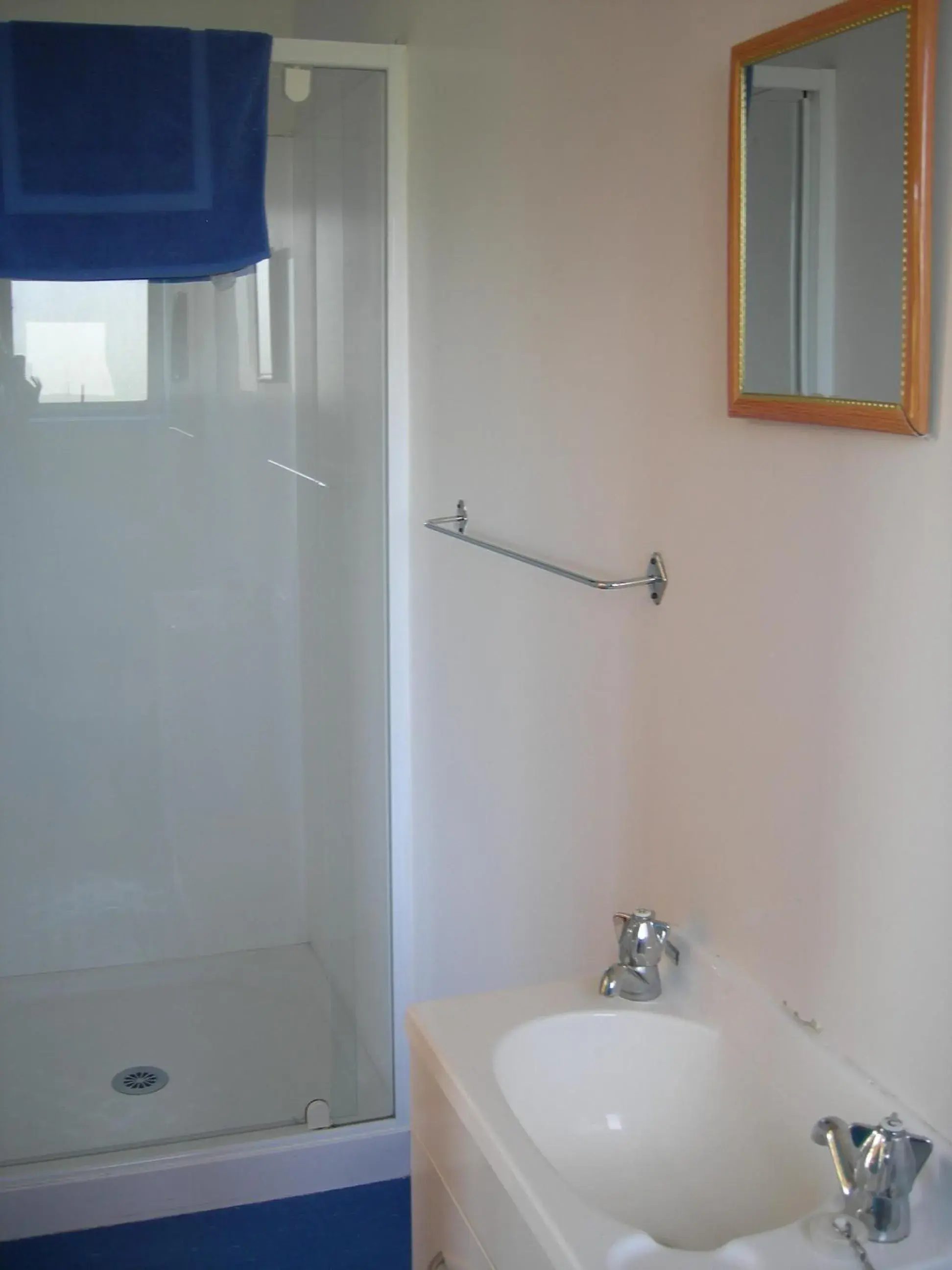 Double Room with Private Bathroom in White Elephant Accomodation Double Room with Private Bathroom in White Elephant Accomodation