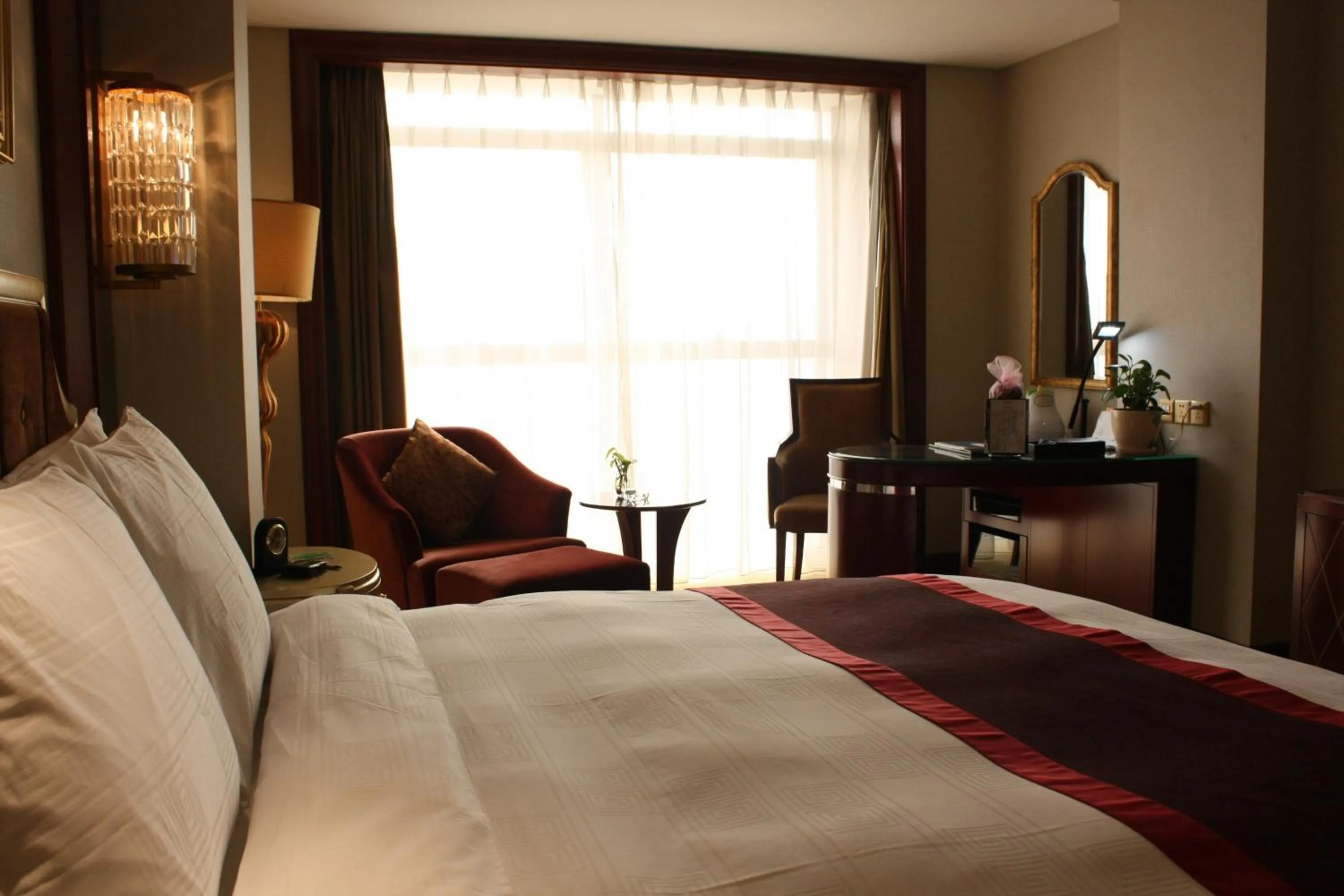 Photo of the whole room, Bed in Dynasty International Hotel Dalian