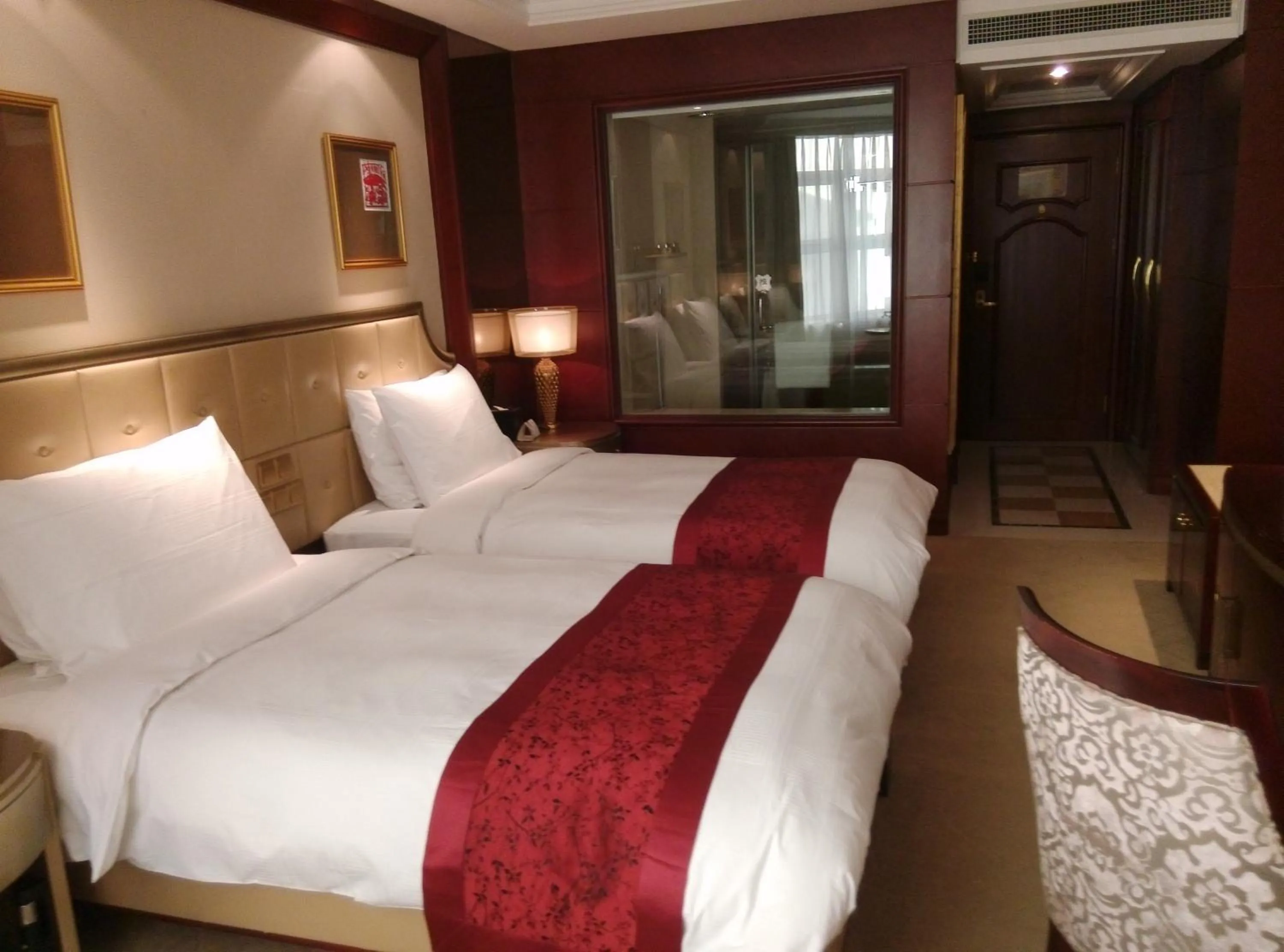 Photo of the whole room, Bed in Dynasty International Hotel Dalian