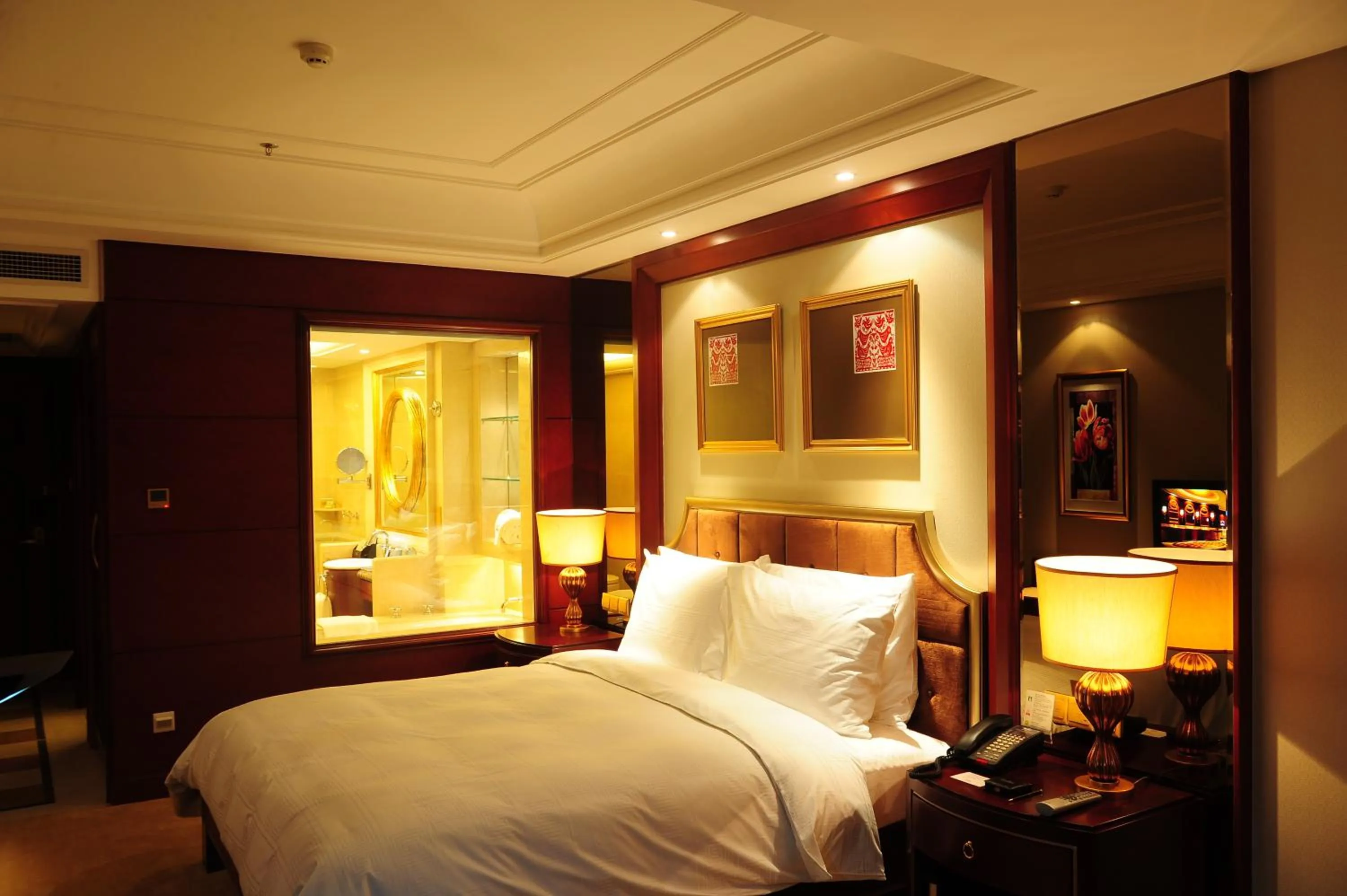 Photo of the whole room, Bed in Dynasty International Hotel Dalian