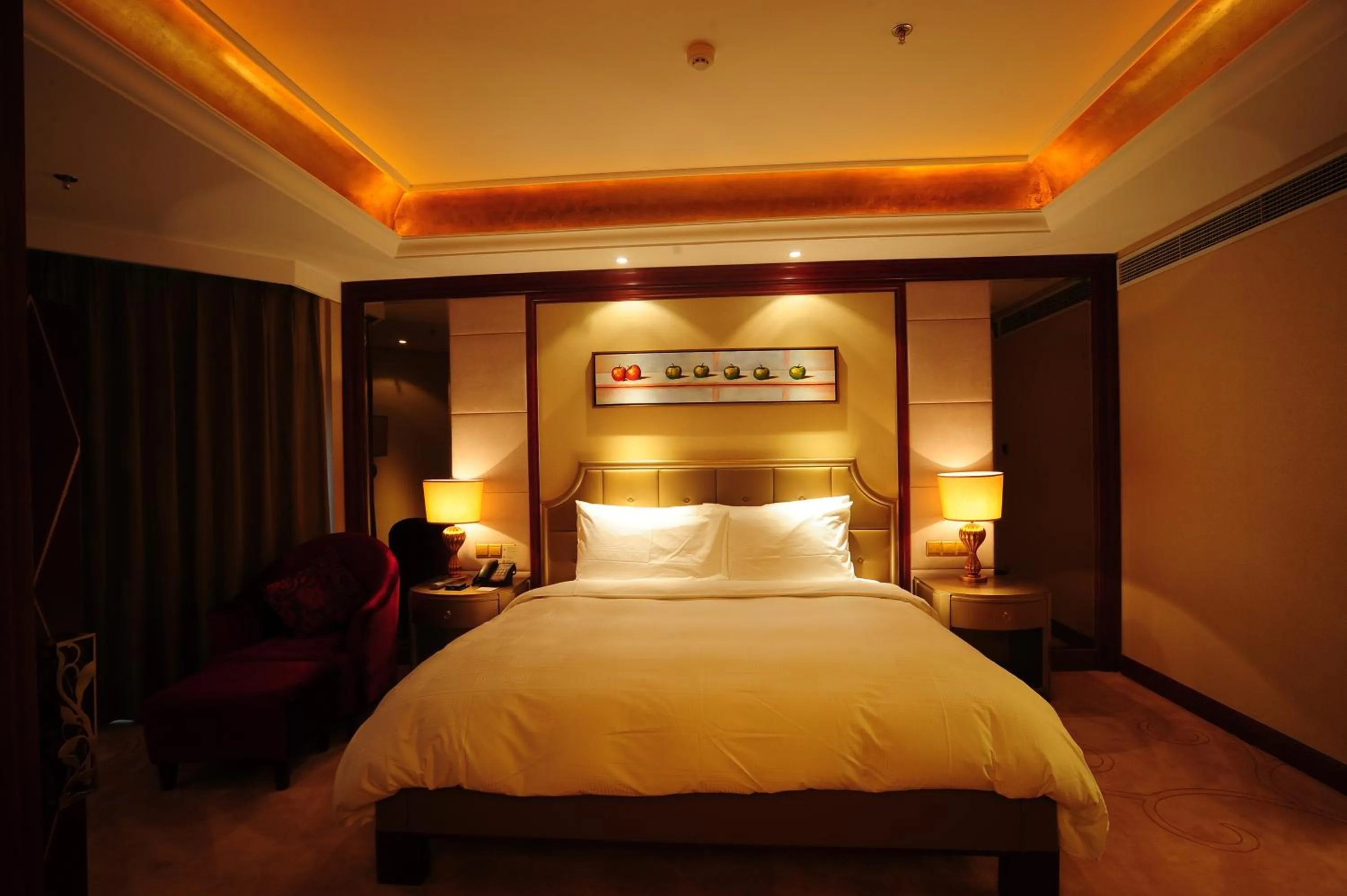 Photo of the whole room, Bed in Dynasty International Hotel Dalian
