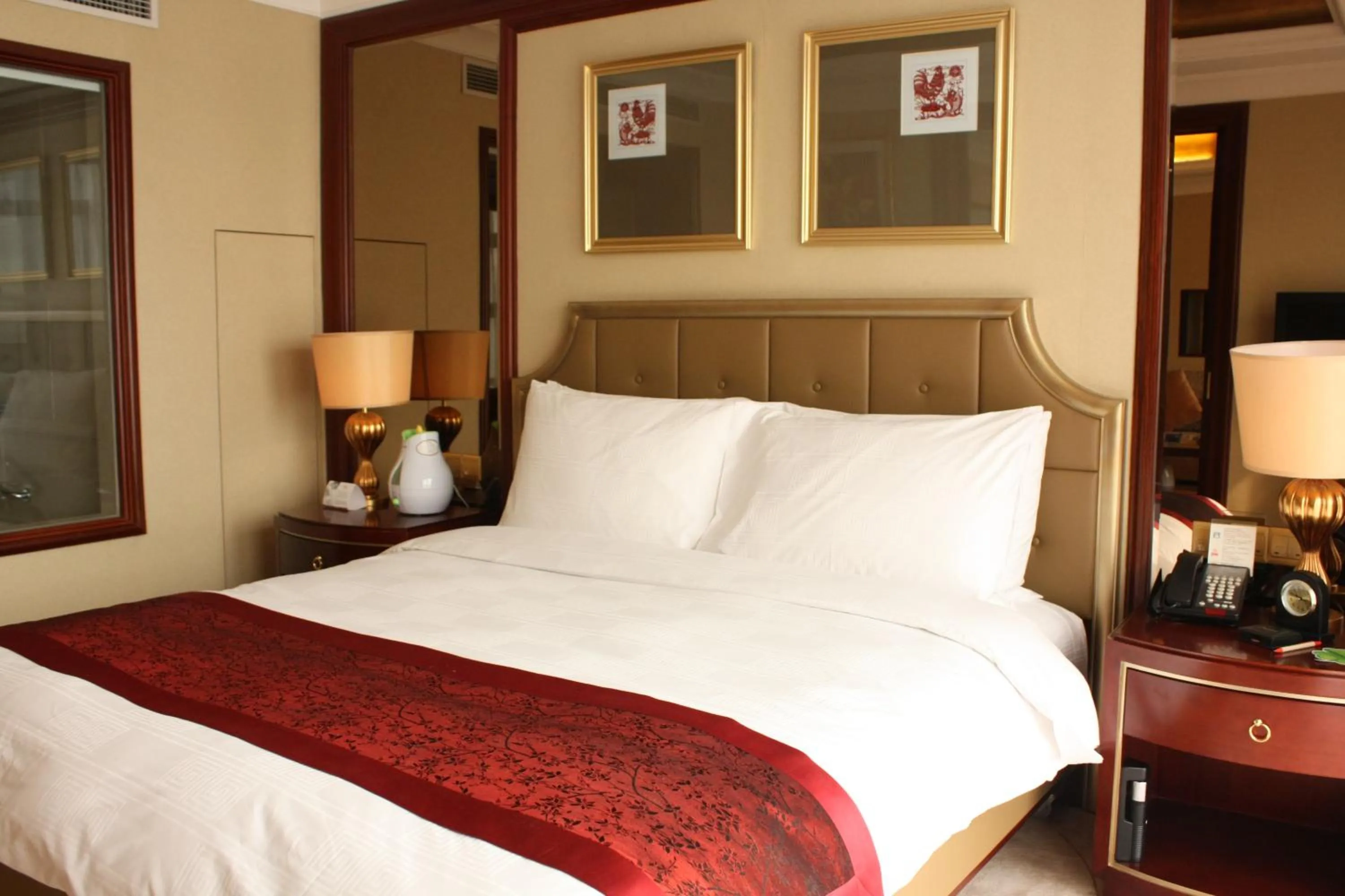 Photo of the whole room, Bed in Dynasty International Hotel Dalian