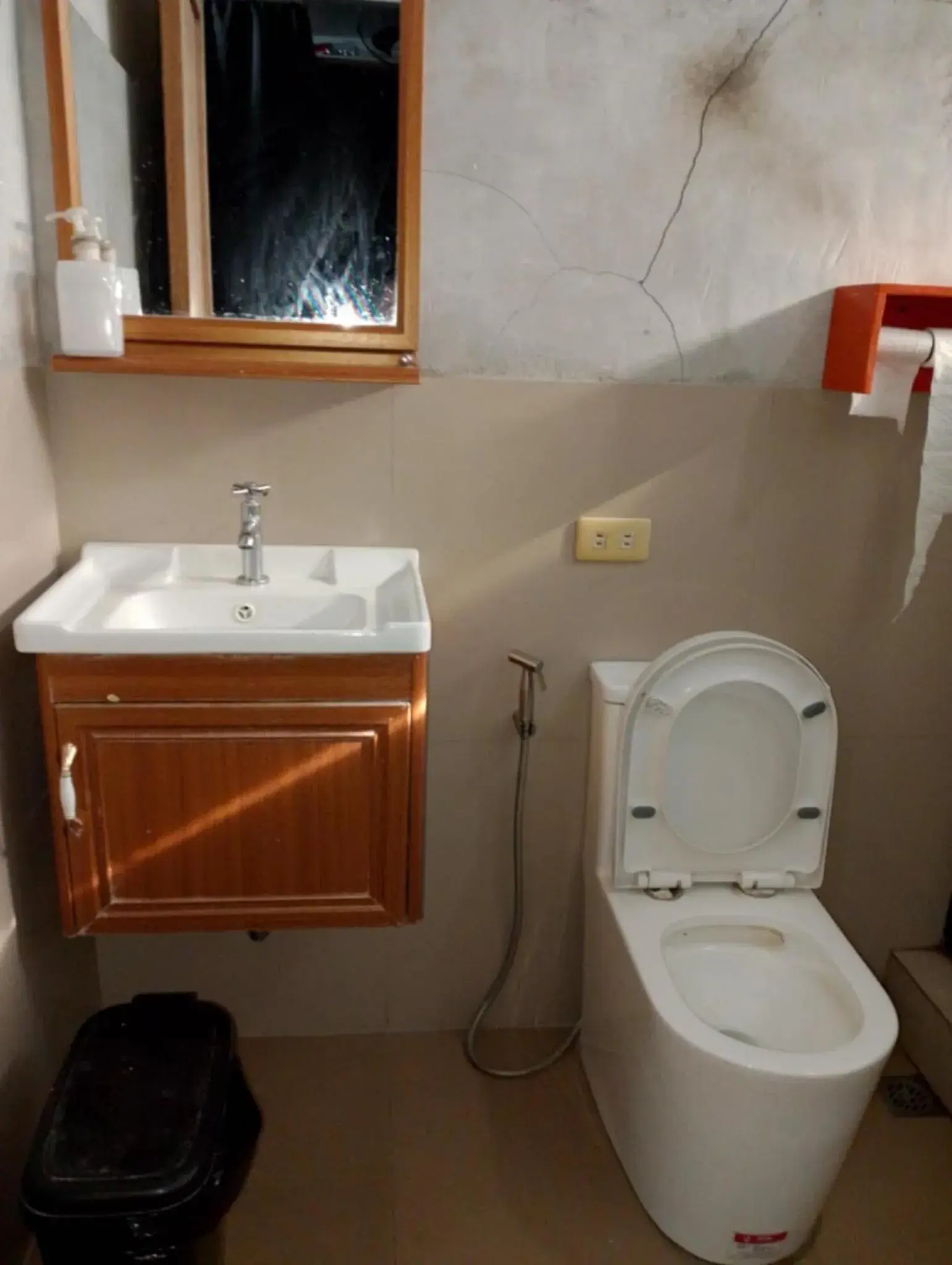 Double Aircon Room with Shared Bathroom with Balcony in Stay Malate (Wanderers Guest House) Double Aircon Room with Shared Bathroom with Balcony in Stay Malate (Wanderers Guest House)