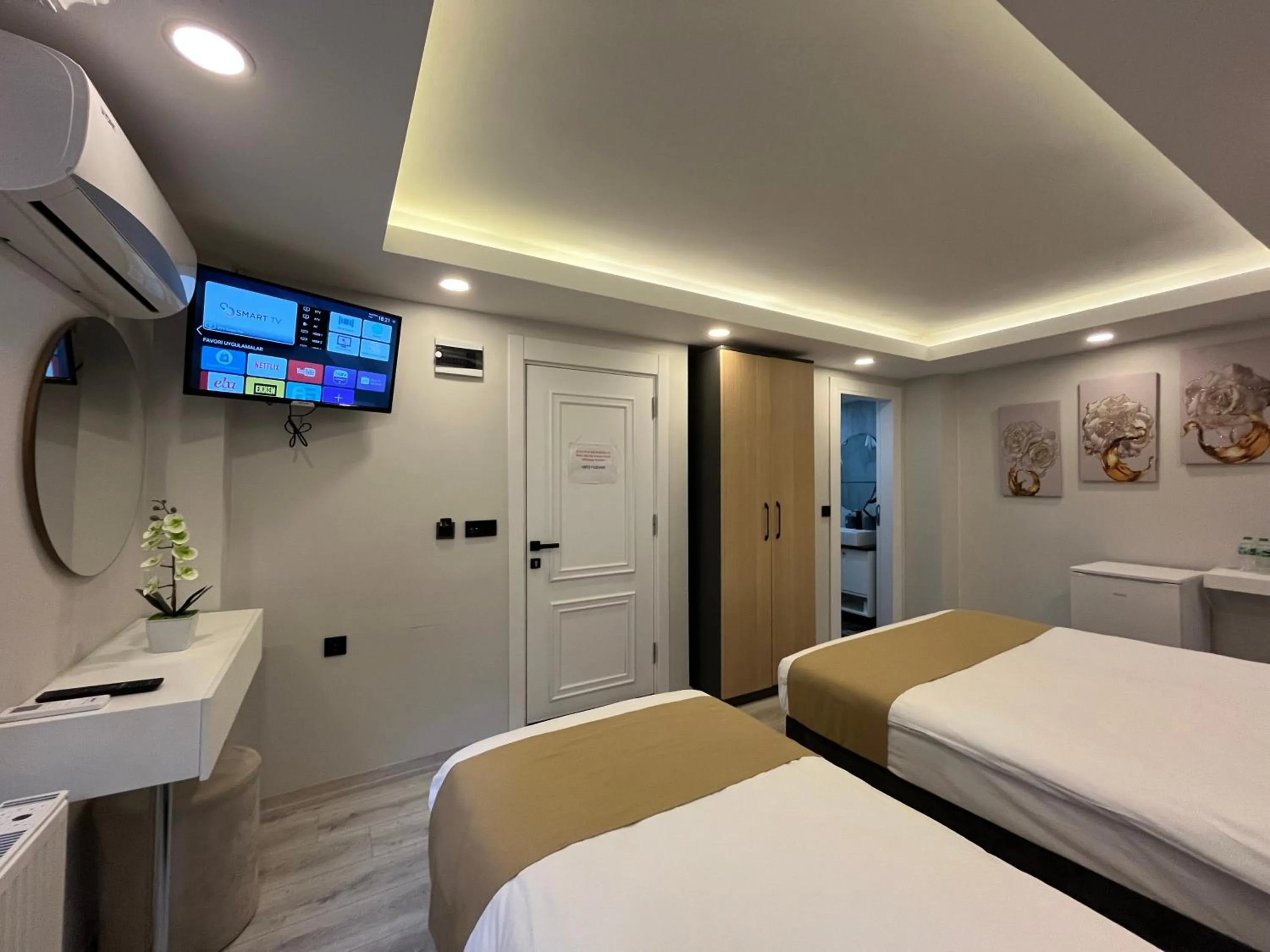 Photo of the whole room, Bed in White Palace Haliç