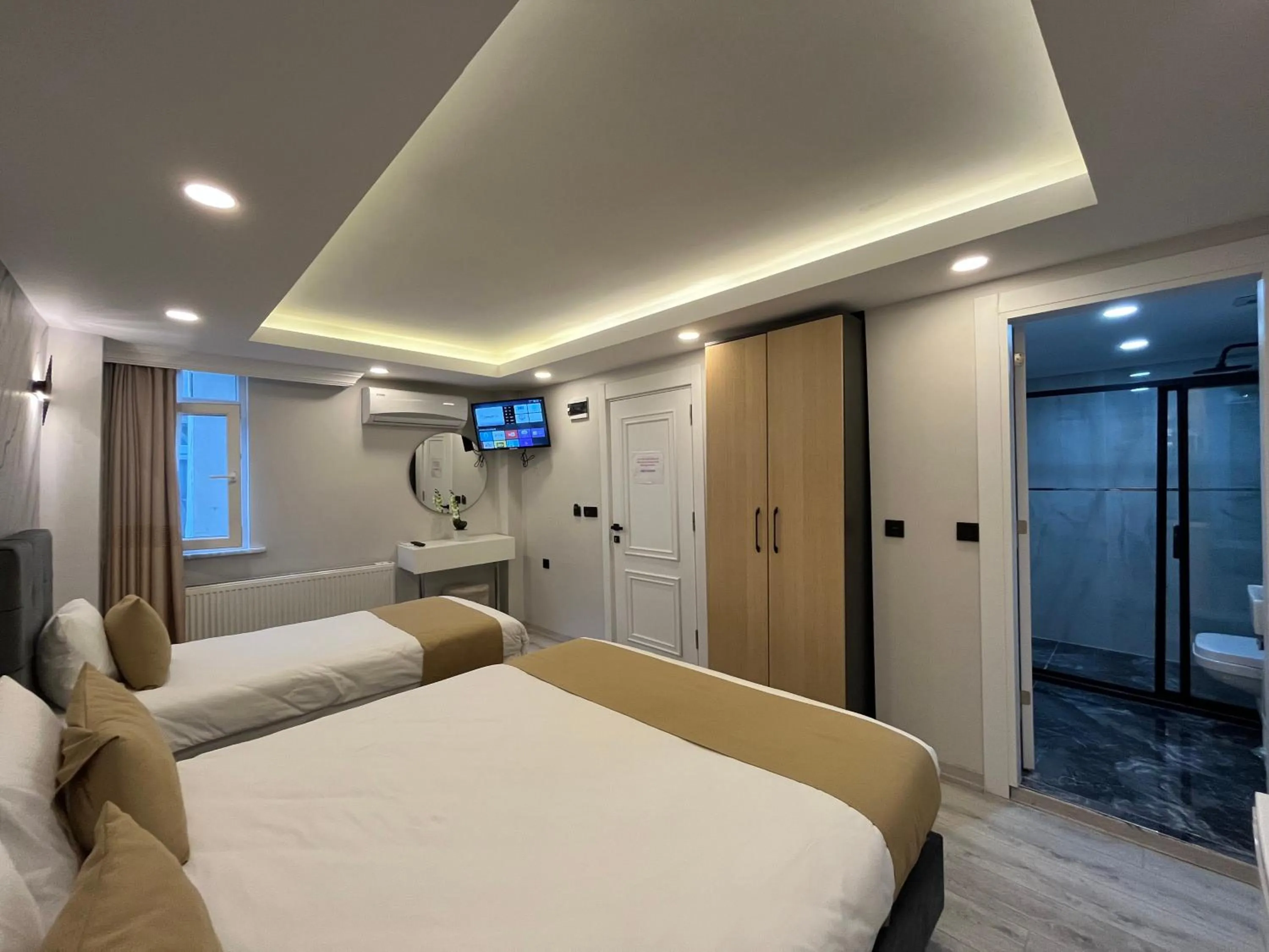 Photo of the whole room, Bed in White Palace Haliç