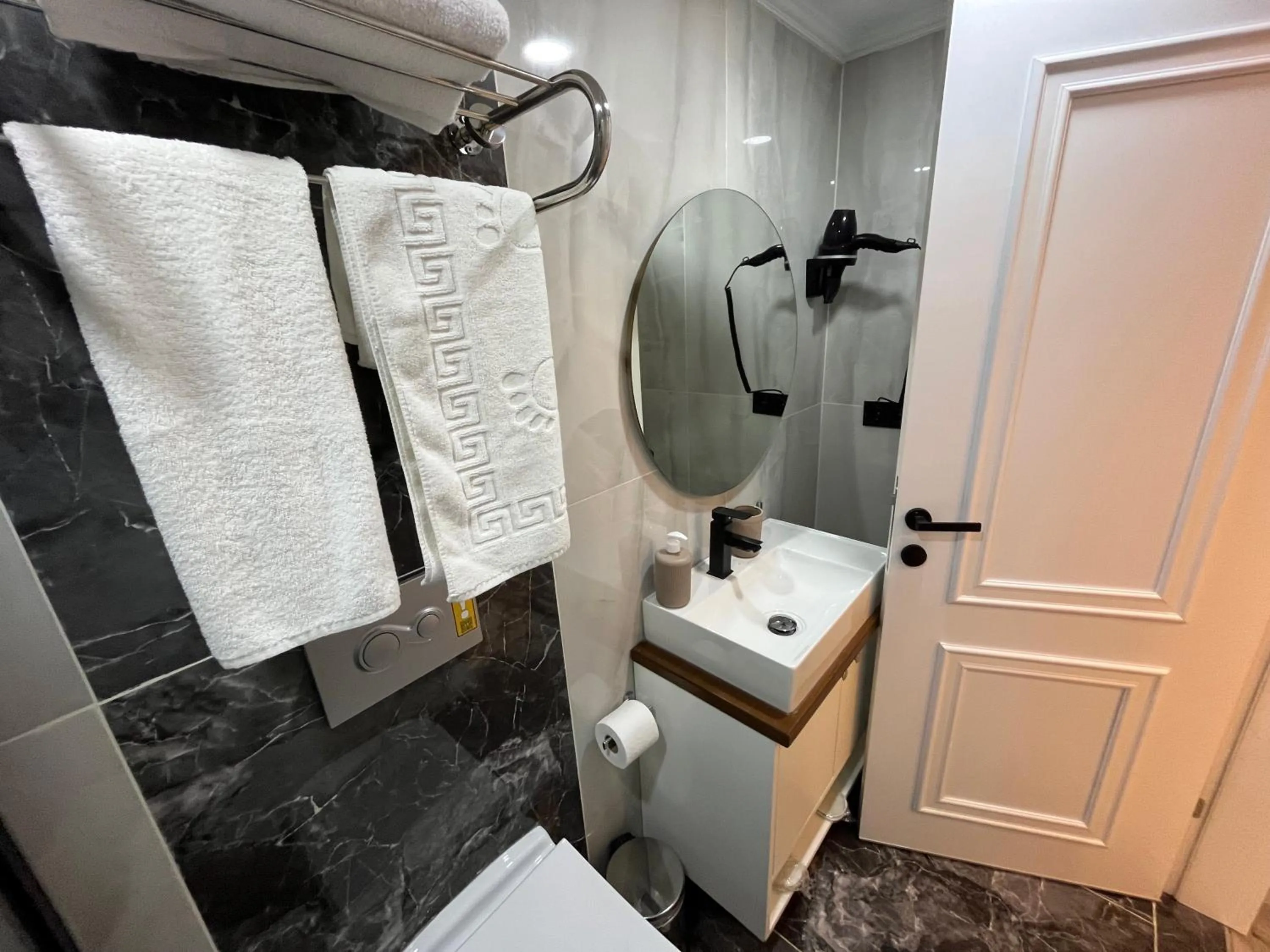 Shower in White Palace Haliç