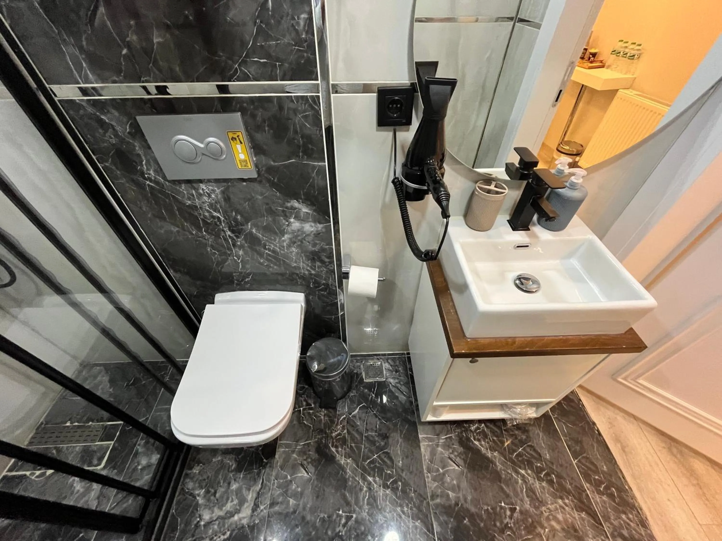 Shower in White Palace Haliç