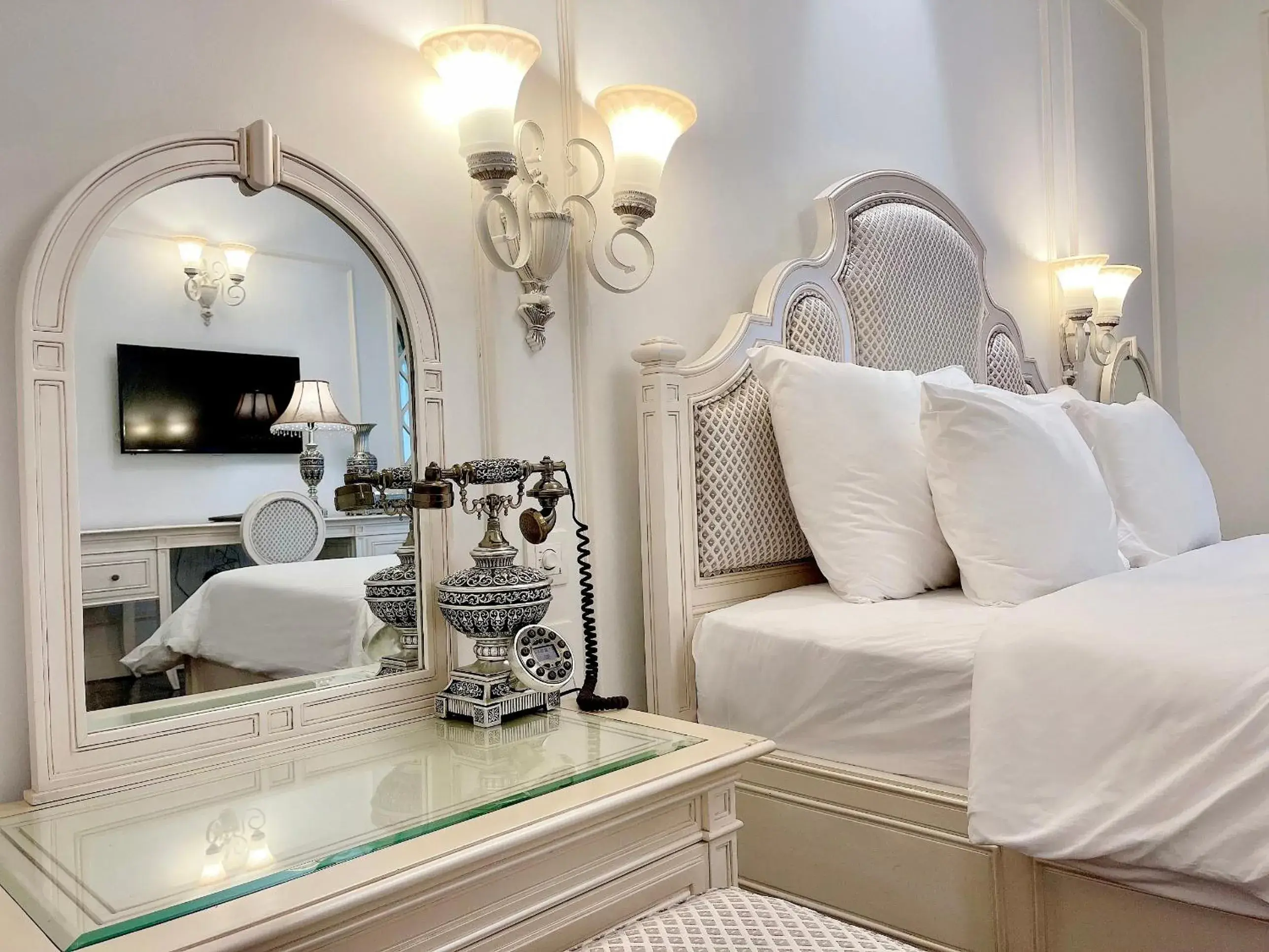 Bed in Eldora Hotel Bed in Eldora Hotel