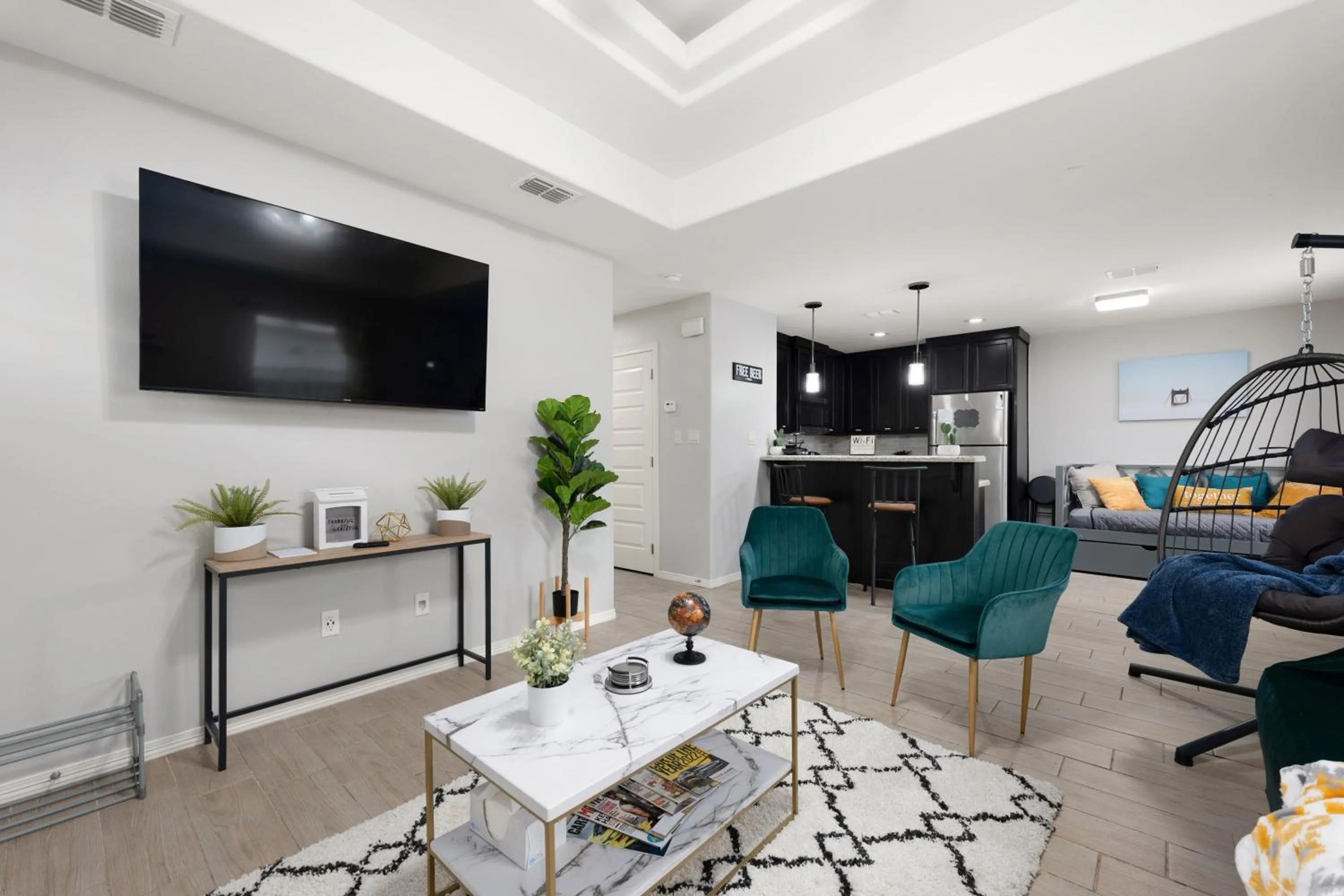 Communal lounge/ TV room in Stylish Furnished 2Bd 2Ba Apartment with Wifi Close to Shopping and Entertainment in McAllen Month to month contract on long term stays