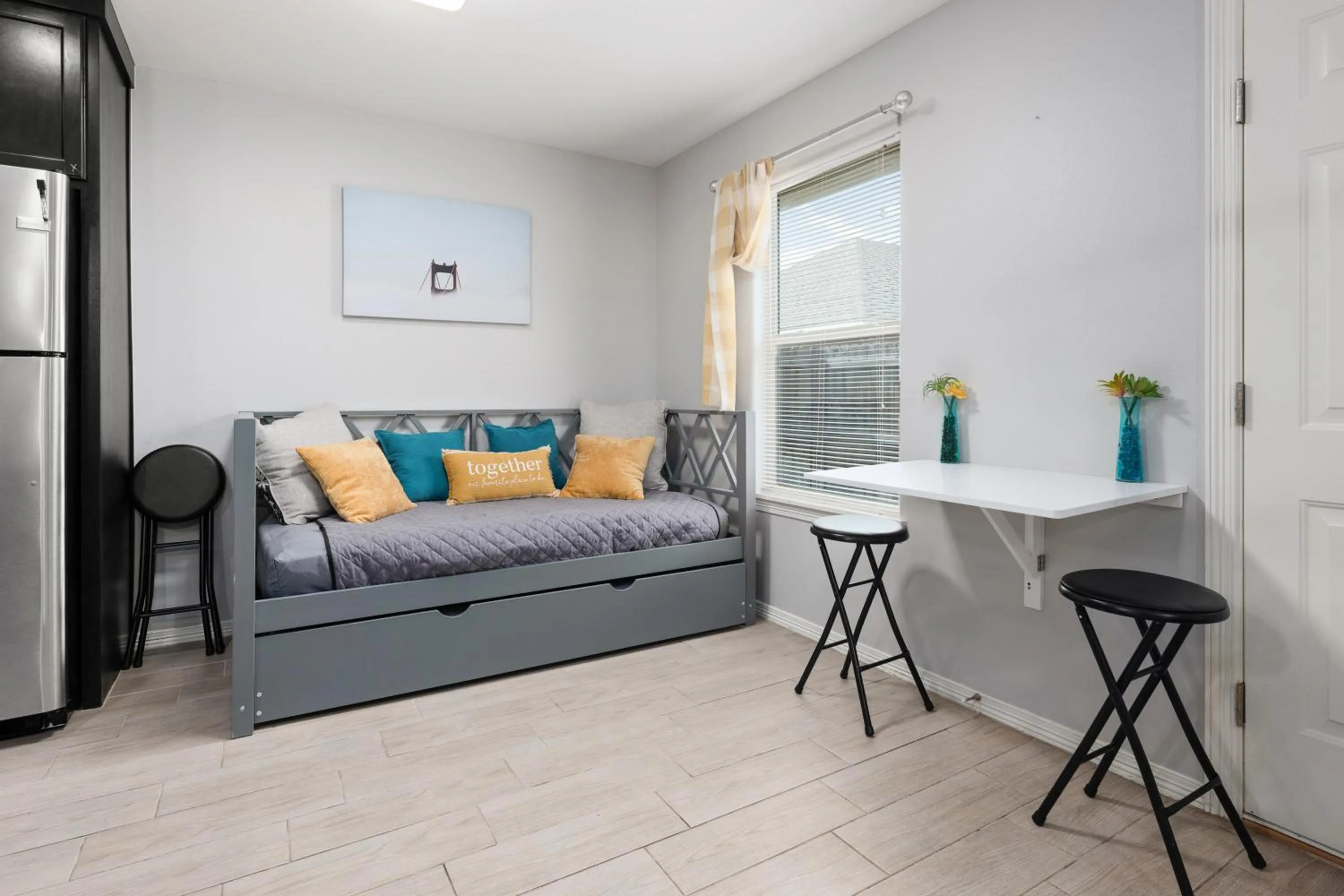 Kitchen or kitchenette in Stylish Furnished 2Bd 2Ba Apartment with Wifi Close to Shopping and Entertainment in McAllen Month to month contract on long term stays