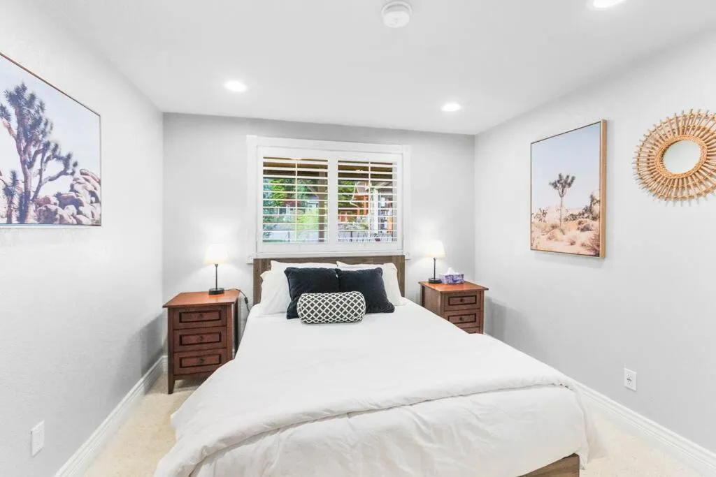 Bed in Idyllic Lakeside Getaway - Hidden Gem