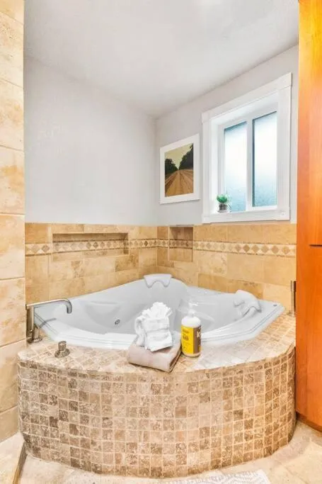 Idyllic Lakeside Getaway - Hidden Gem