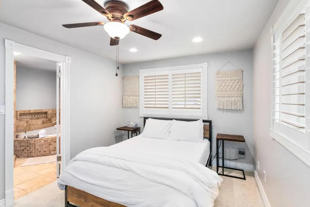 Bed in Idyllic Lakeside Getaway - Hidden Gem