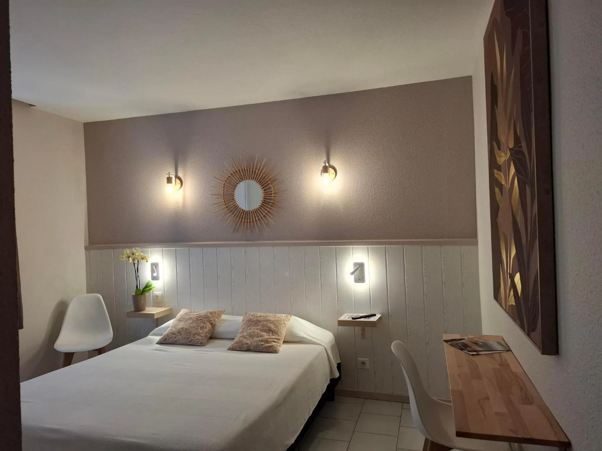 Photo of the whole room, Bed in Hotel Les Bellugues