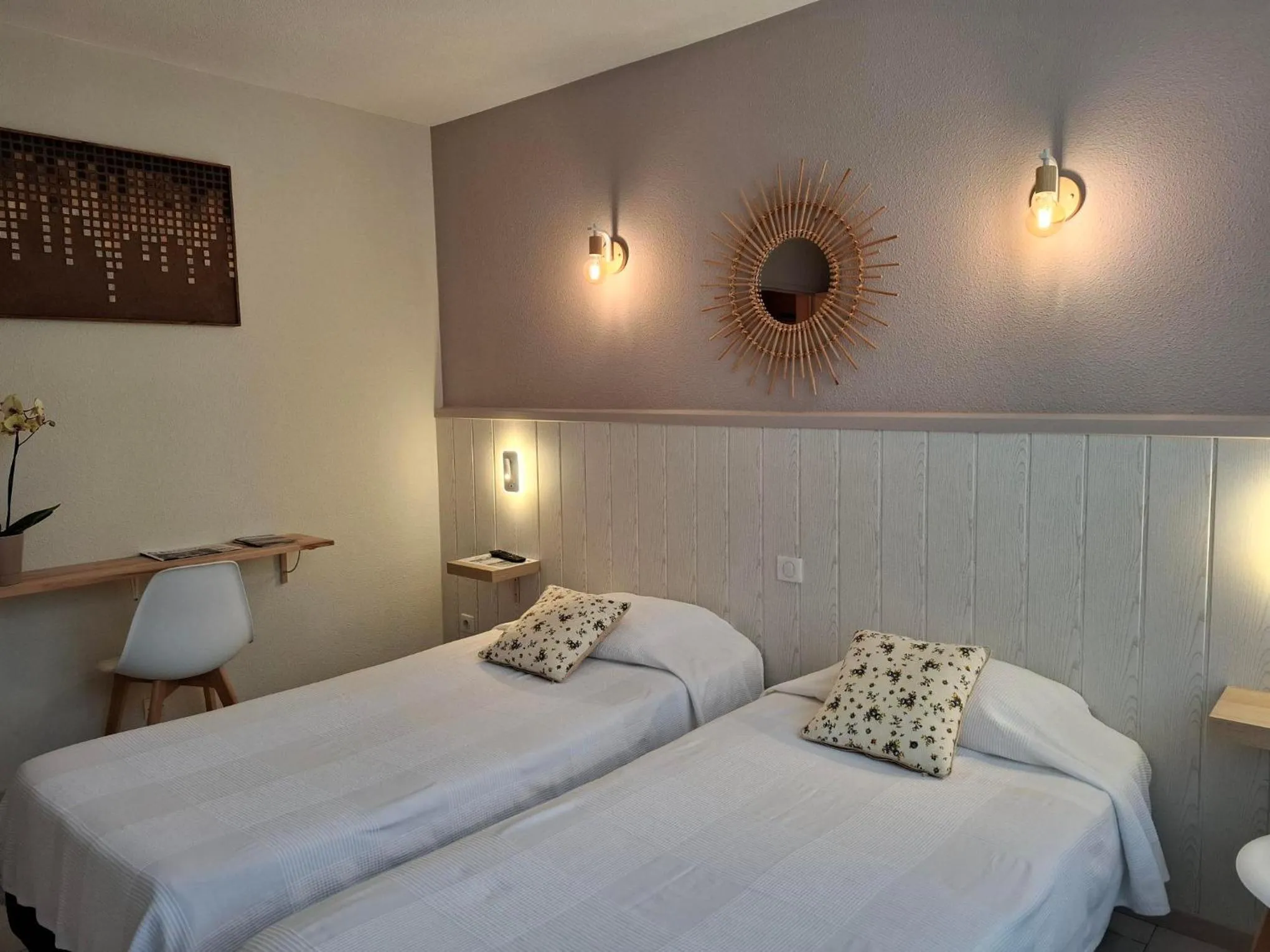 Photo of the whole room, Bed in Hotel Les Bellugues