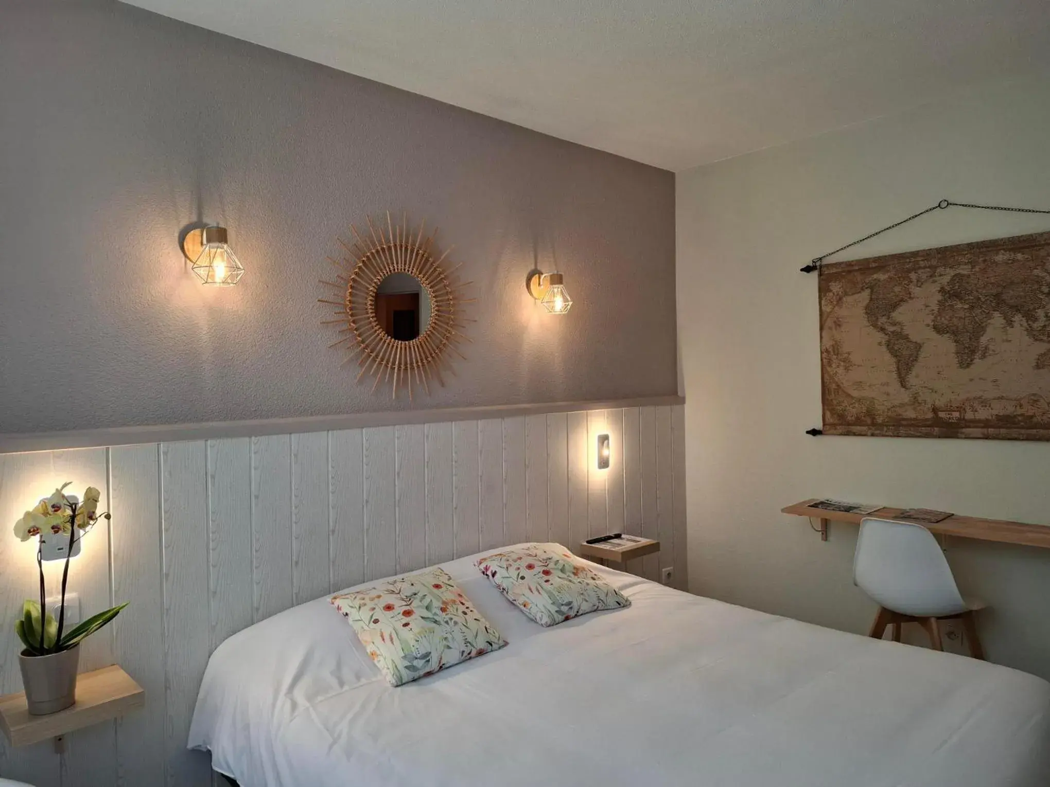 Double Room in Hotel Les Bellugues Double Room in Hotel Les Bellugues