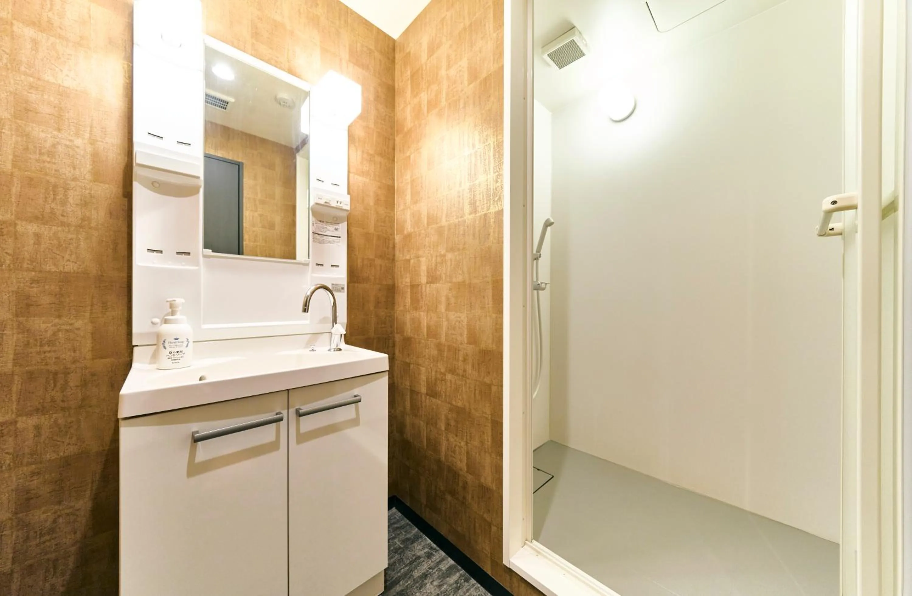 Shower in COGO TENNOJI