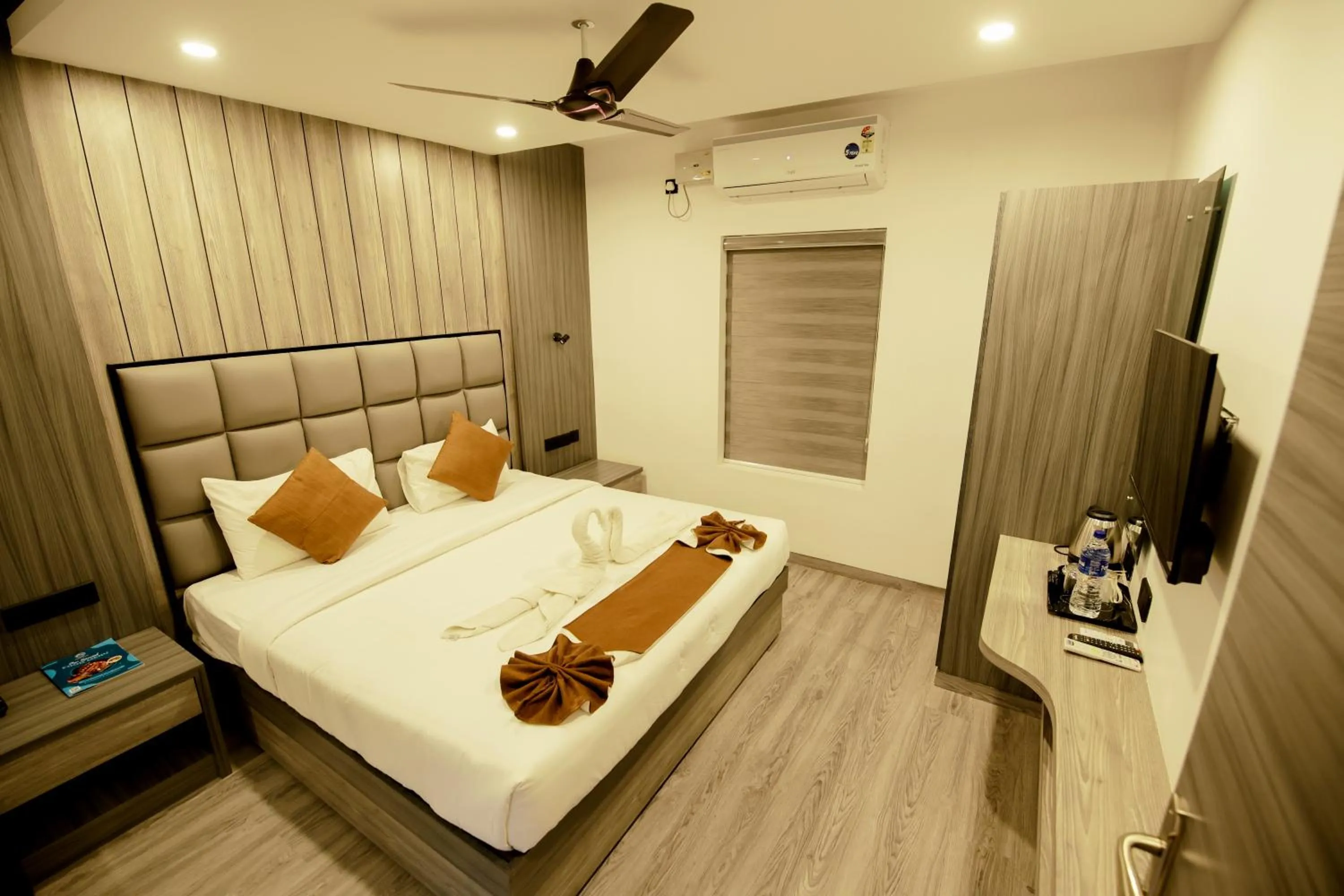 Bedroom, Bed in Goodland Elegance