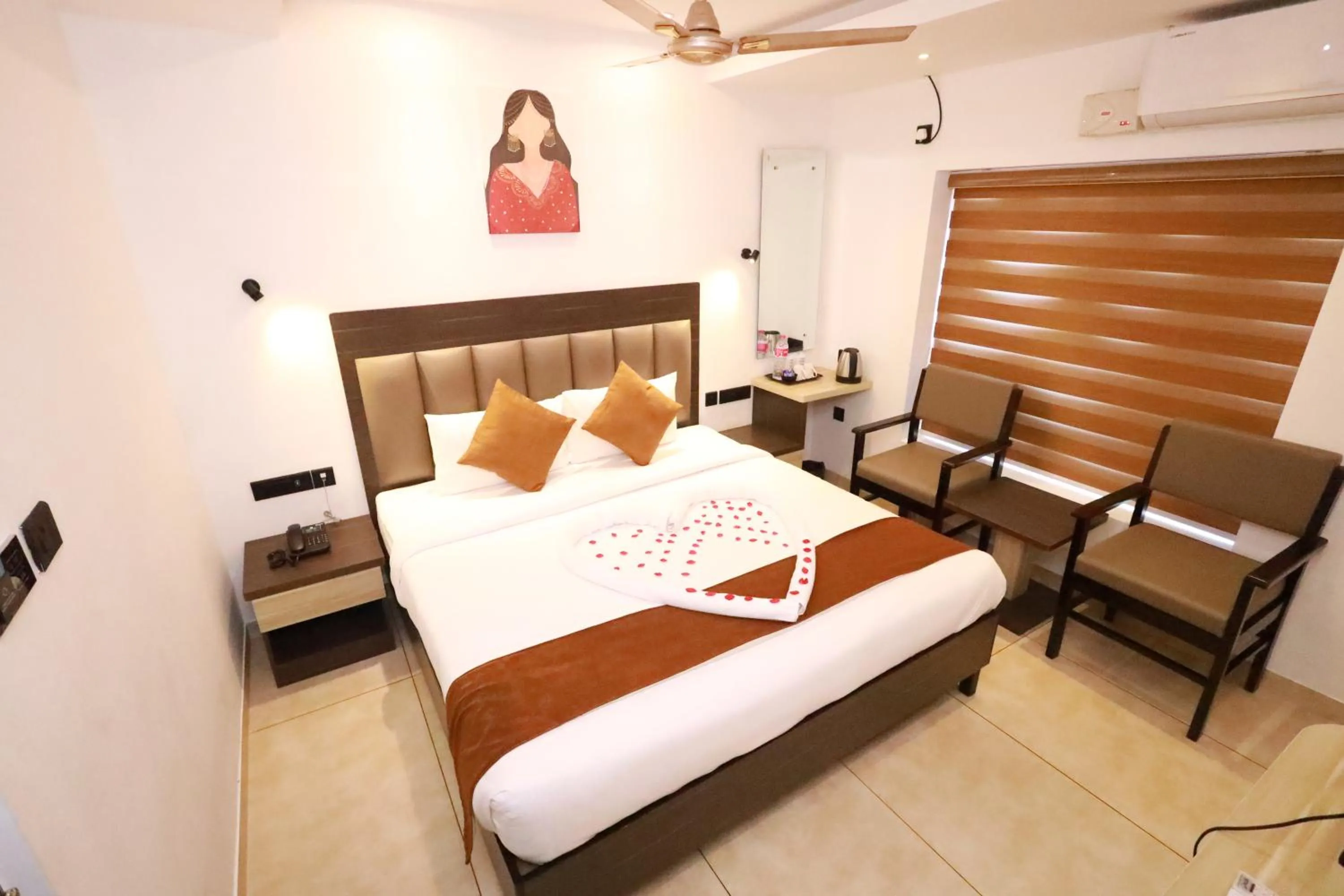 Bedroom, Bed in Goodland Elegance