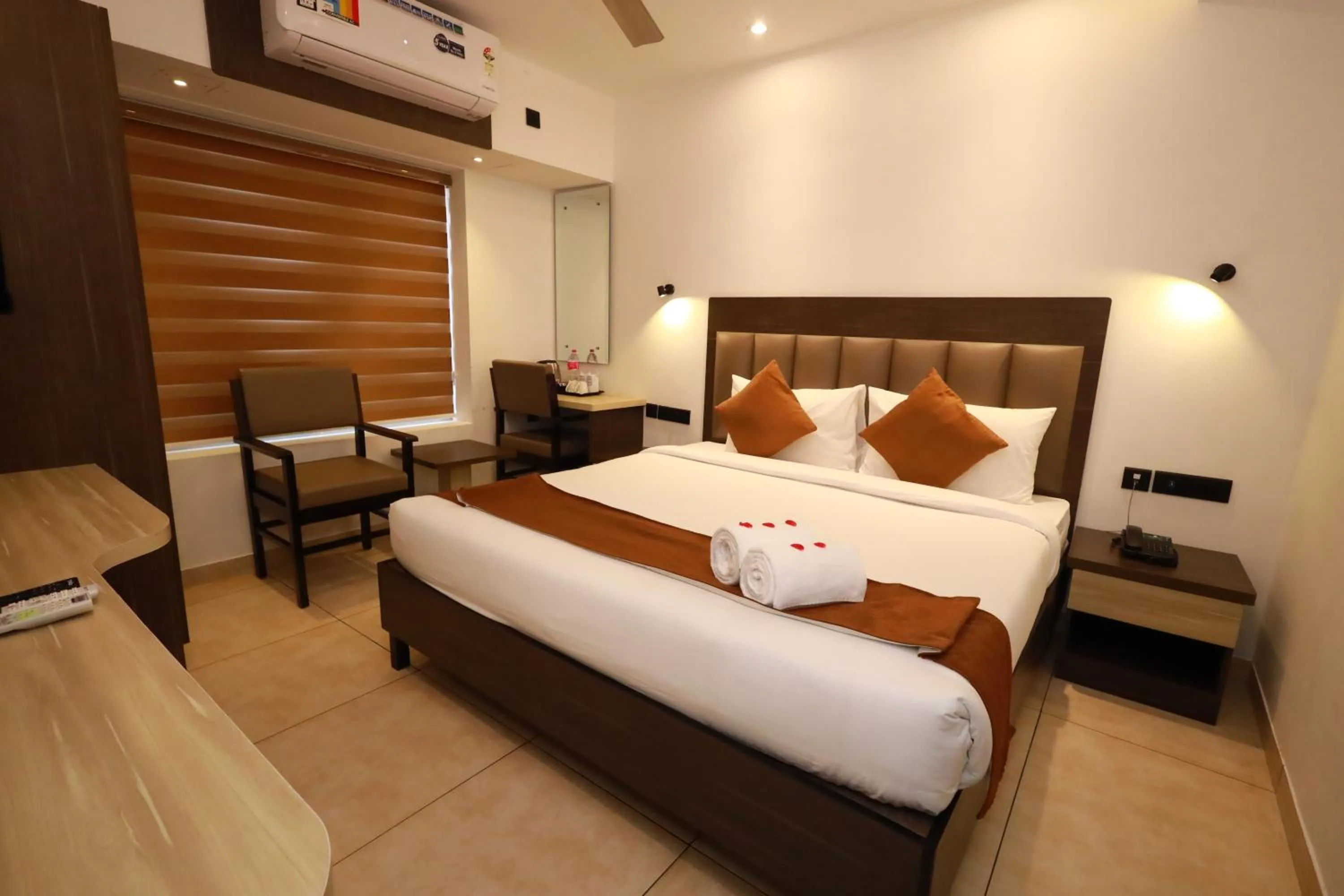 Bedroom, Bed in Goodland Elegance