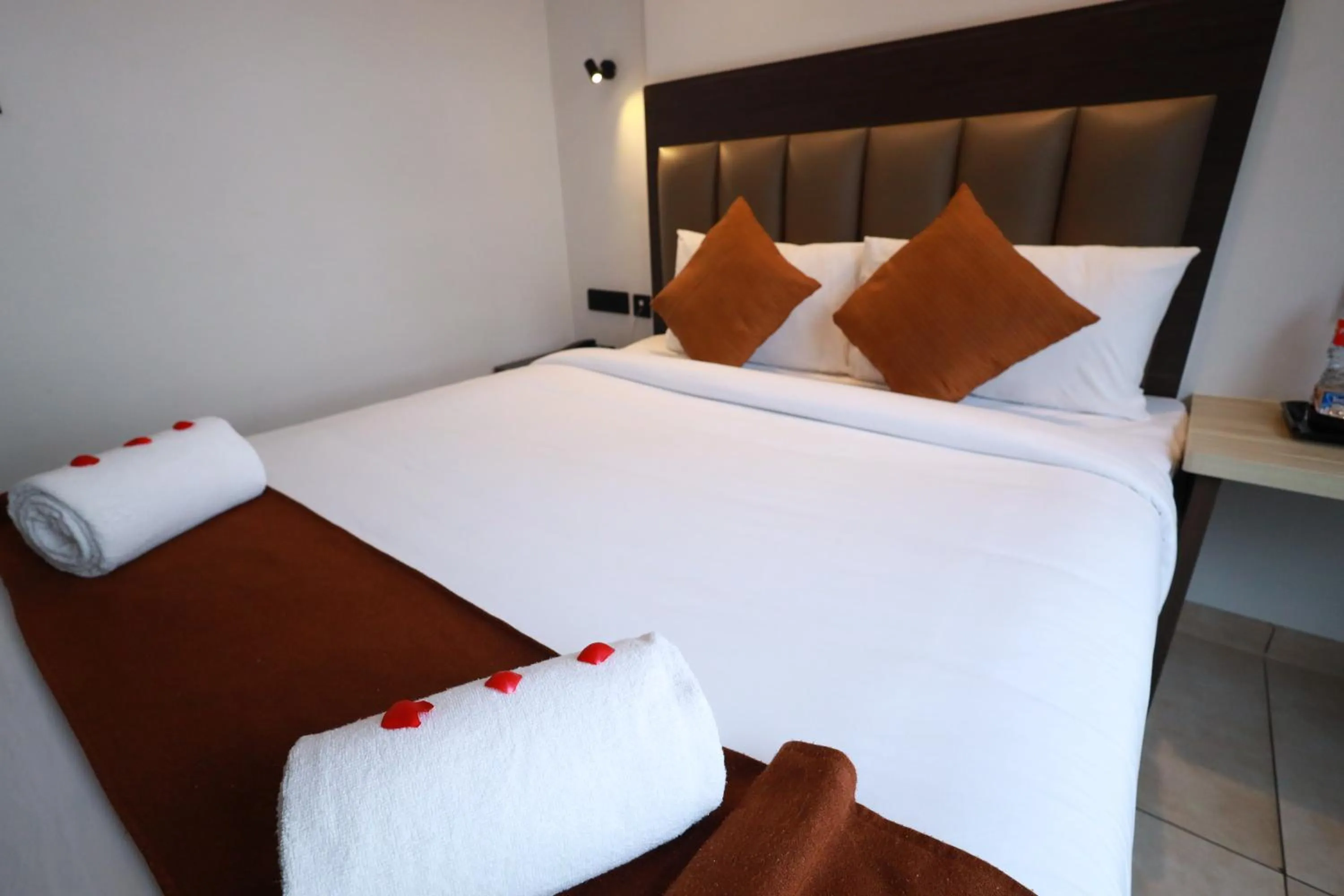 Bedroom, Bed in Goodland Elegance