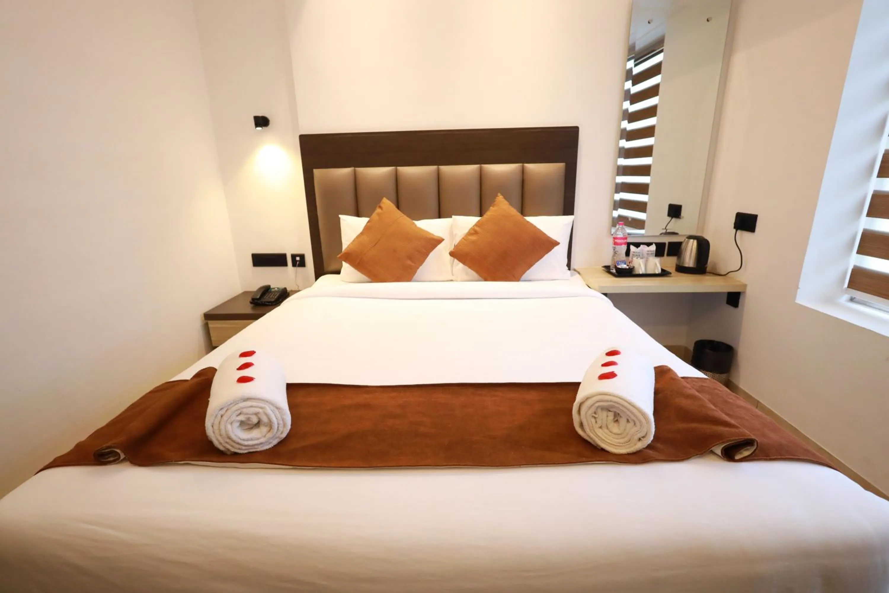 Photo of the whole room, Bed in Goodland Elegance