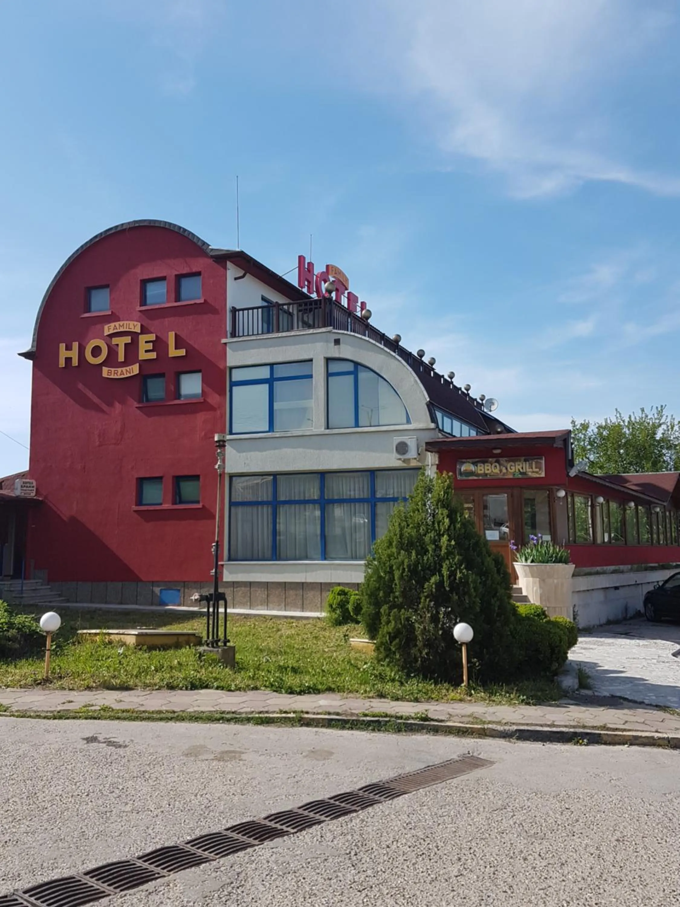 Facade/entrance in Brani Family Hotel