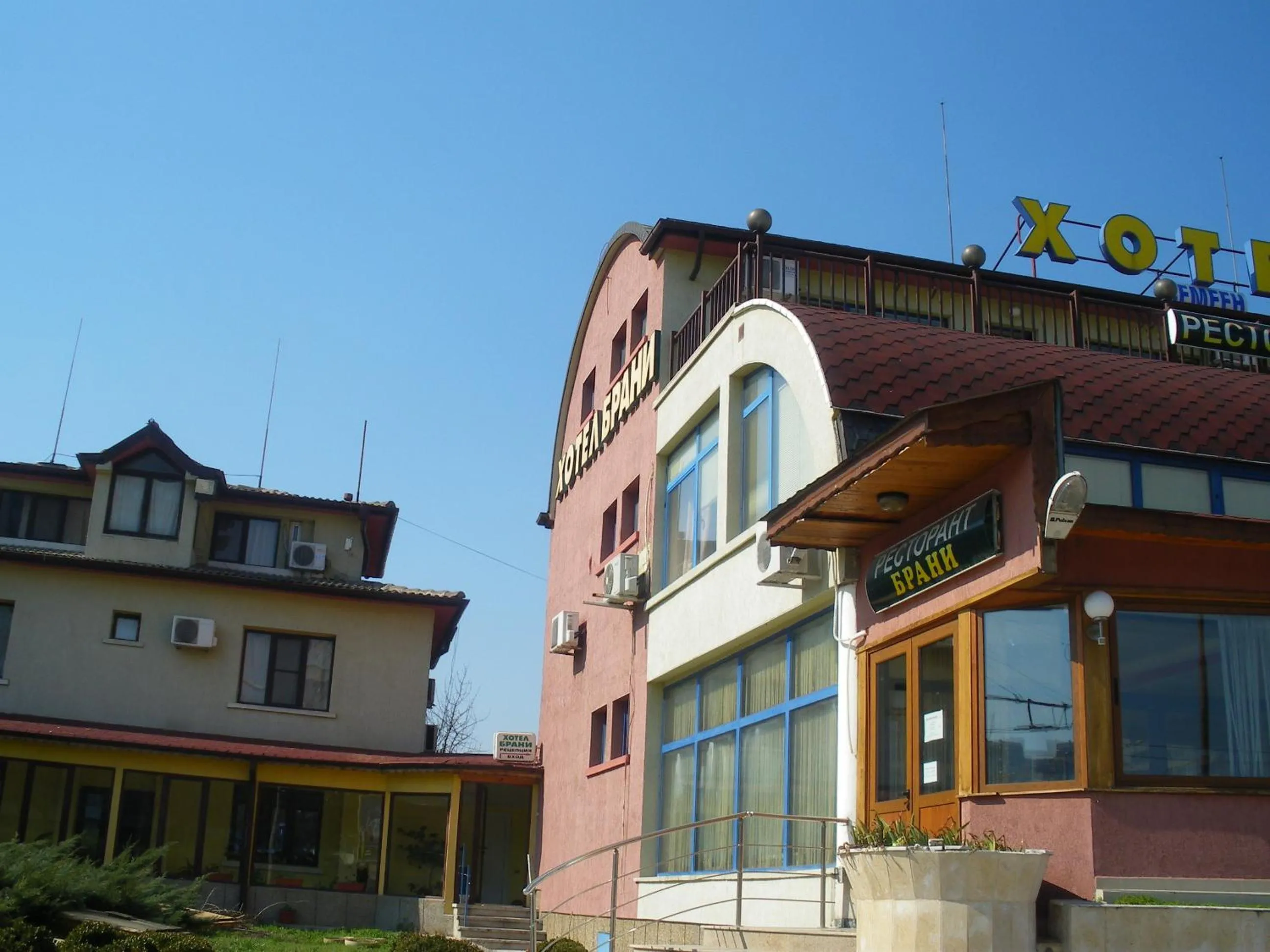 Facade/entrance in Brani Family Hotel