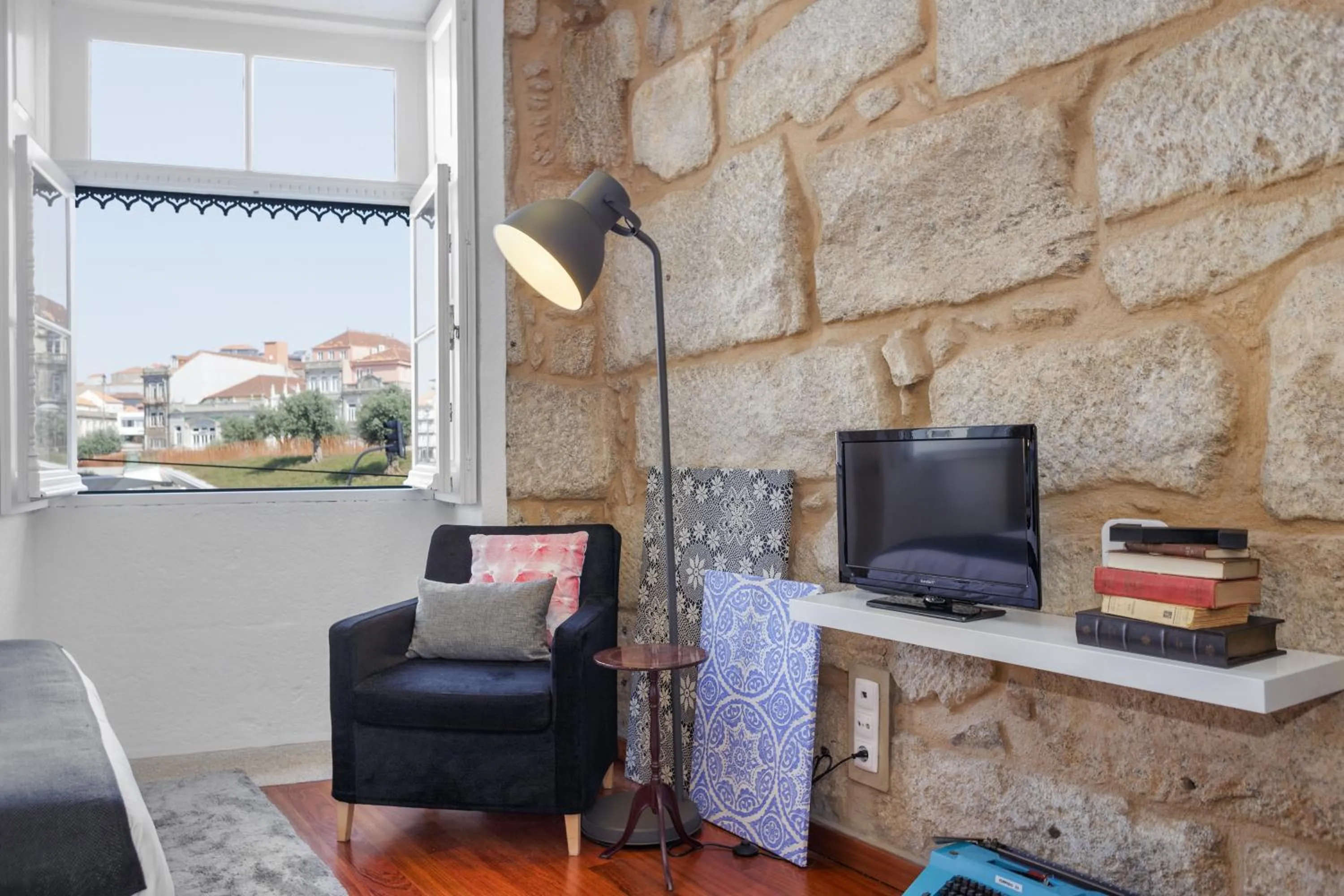 TV and multimedia in Oporto Chic & Cozy Studio Apartments