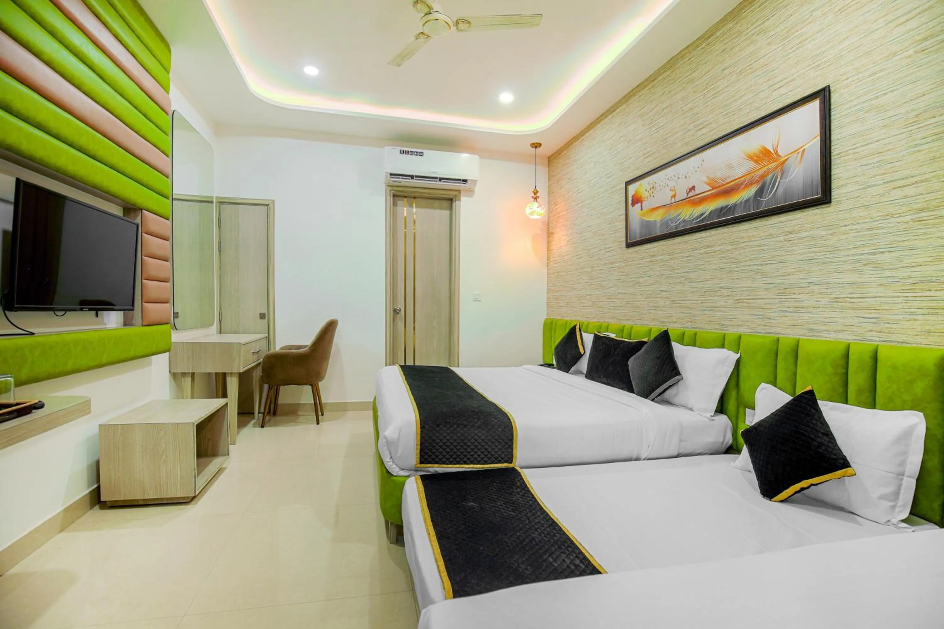 Bed in Hotel Golden Stay