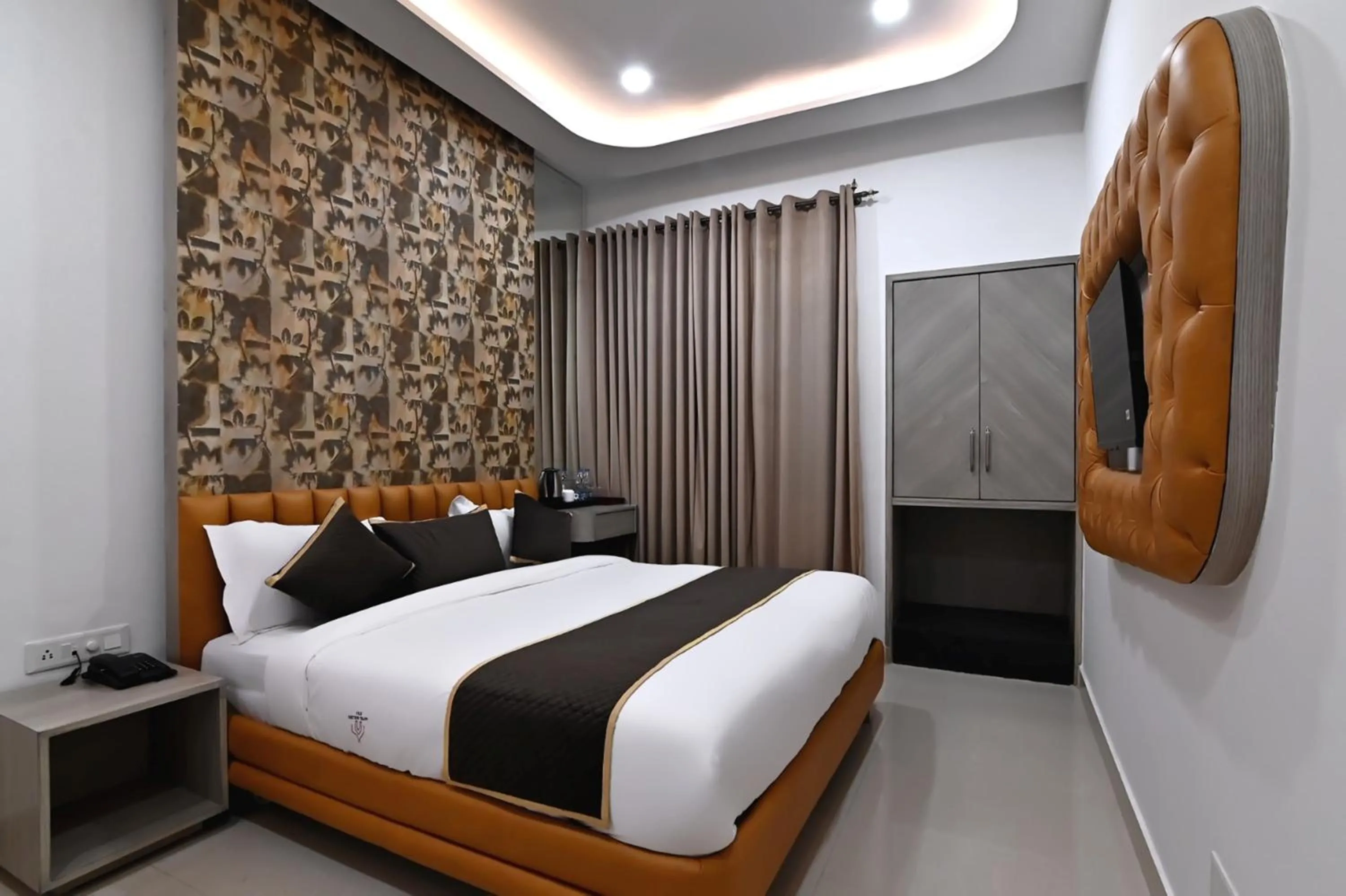 Bed in Hotel Golden Stay