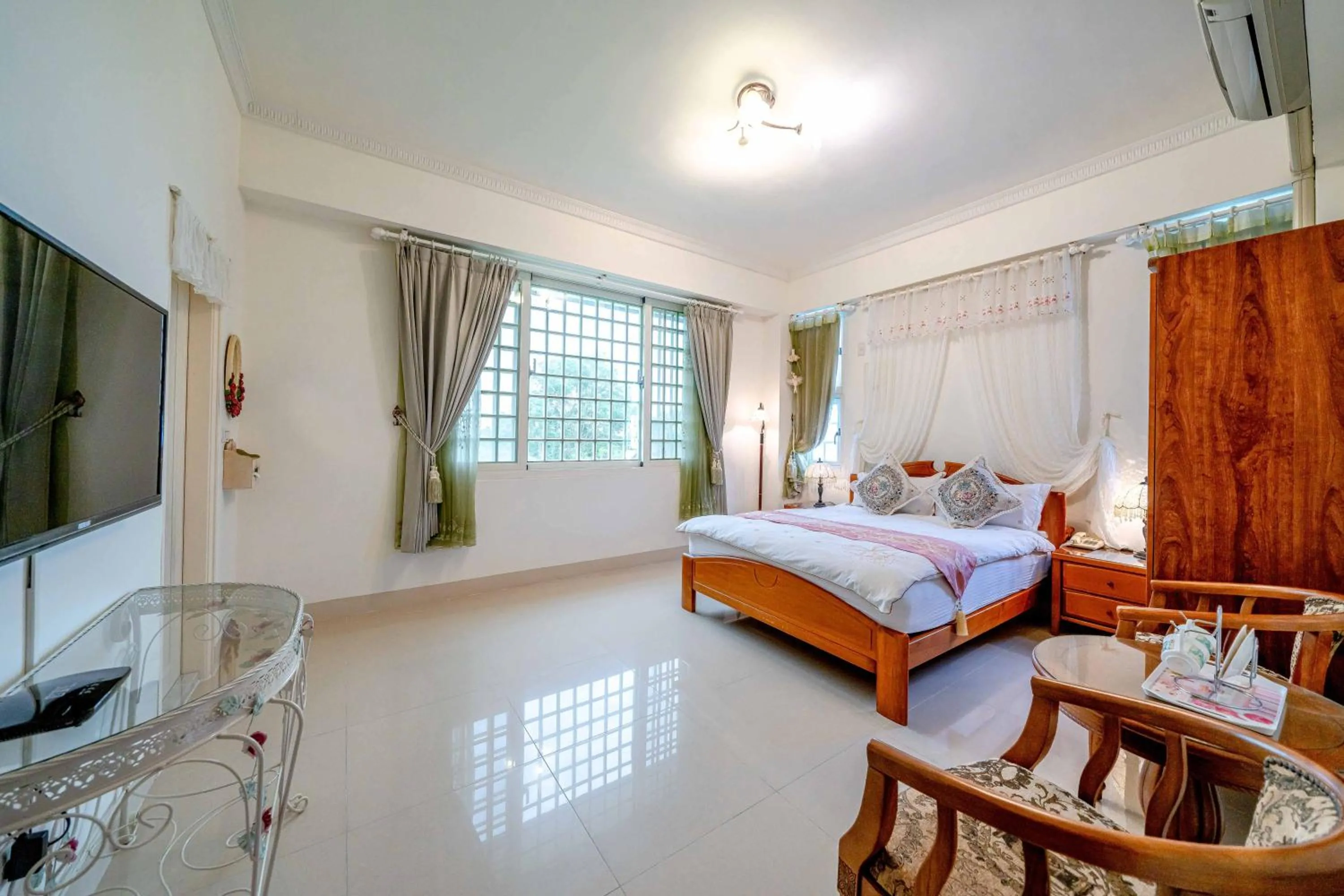 People, Bed in Evergreen Garden House