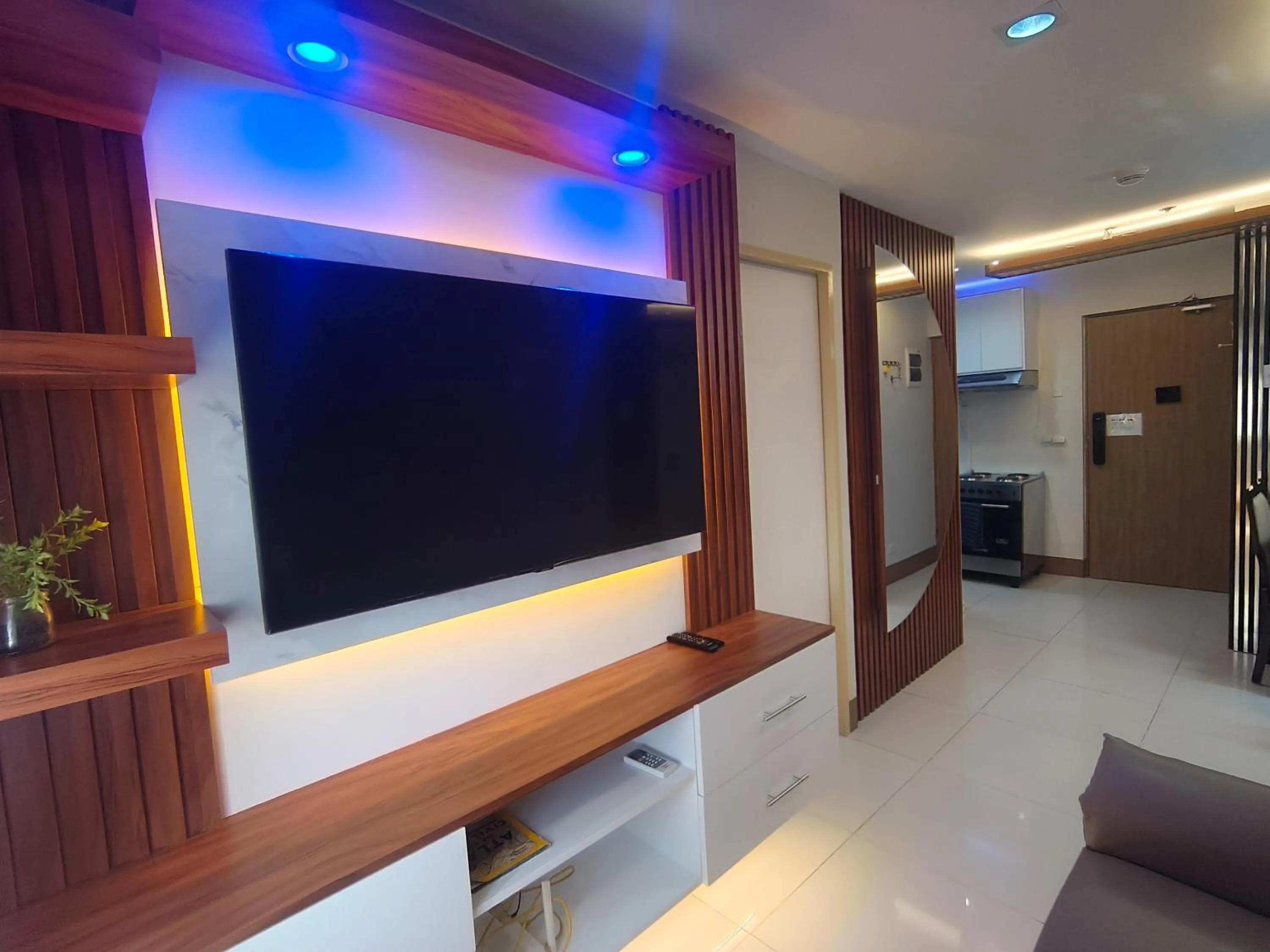 2 Bedroom Condo @ Midpoint Residences w/ City View