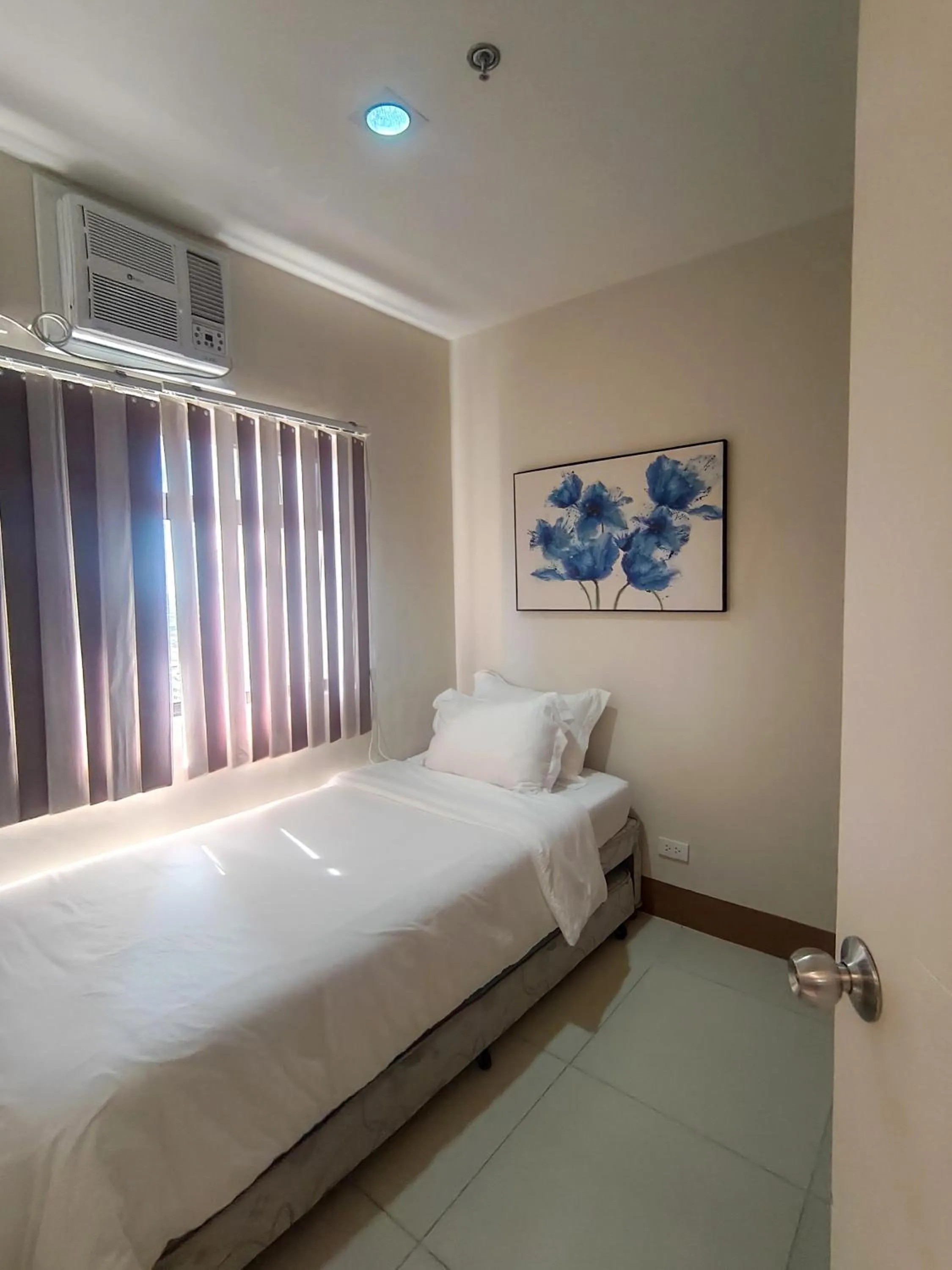 Bed in 2 Bedroom Condo @ Midpoint Residences w/ City View