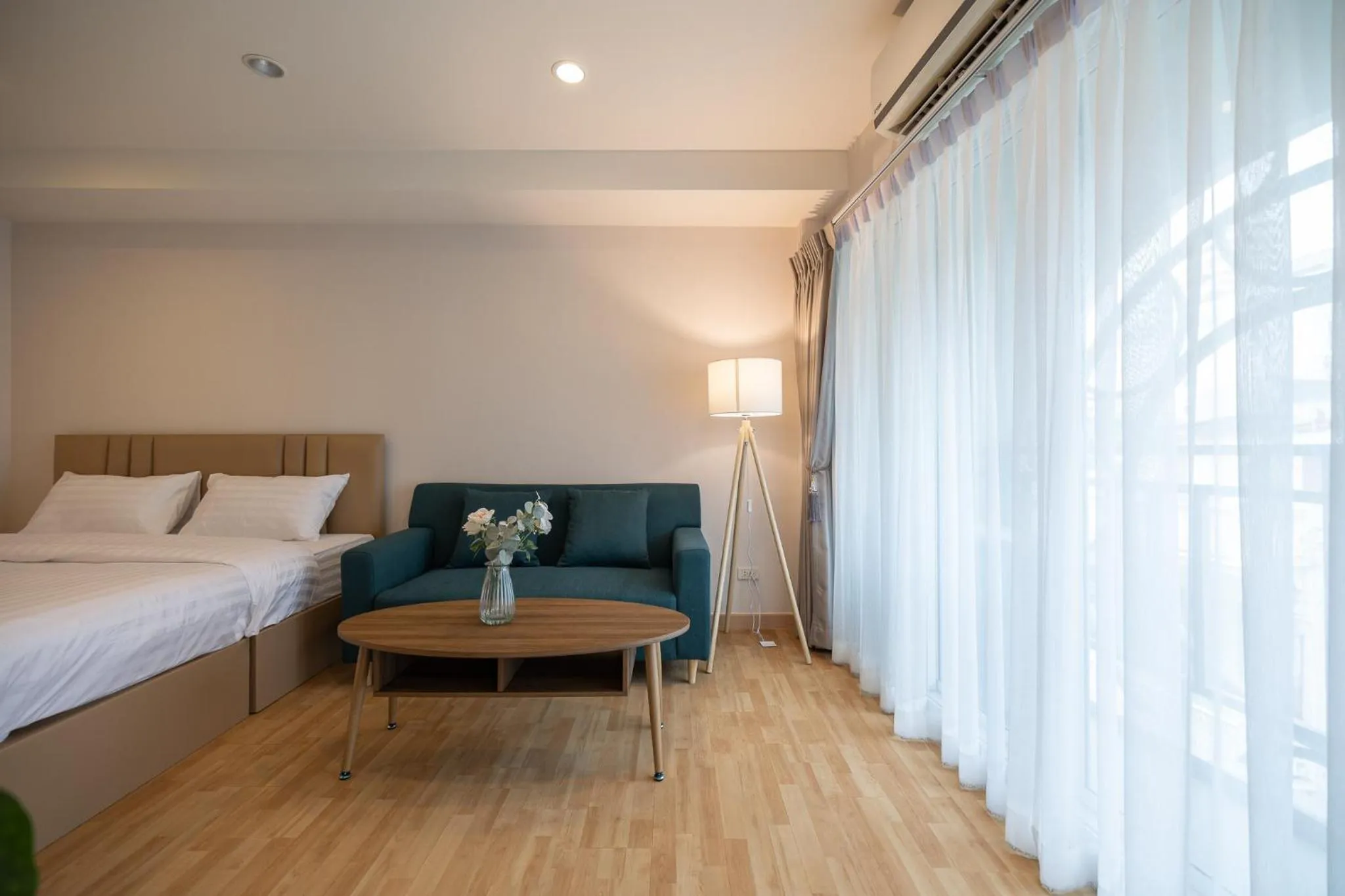 Seating area, Bed in Exoresidence The Heart of Chinatown