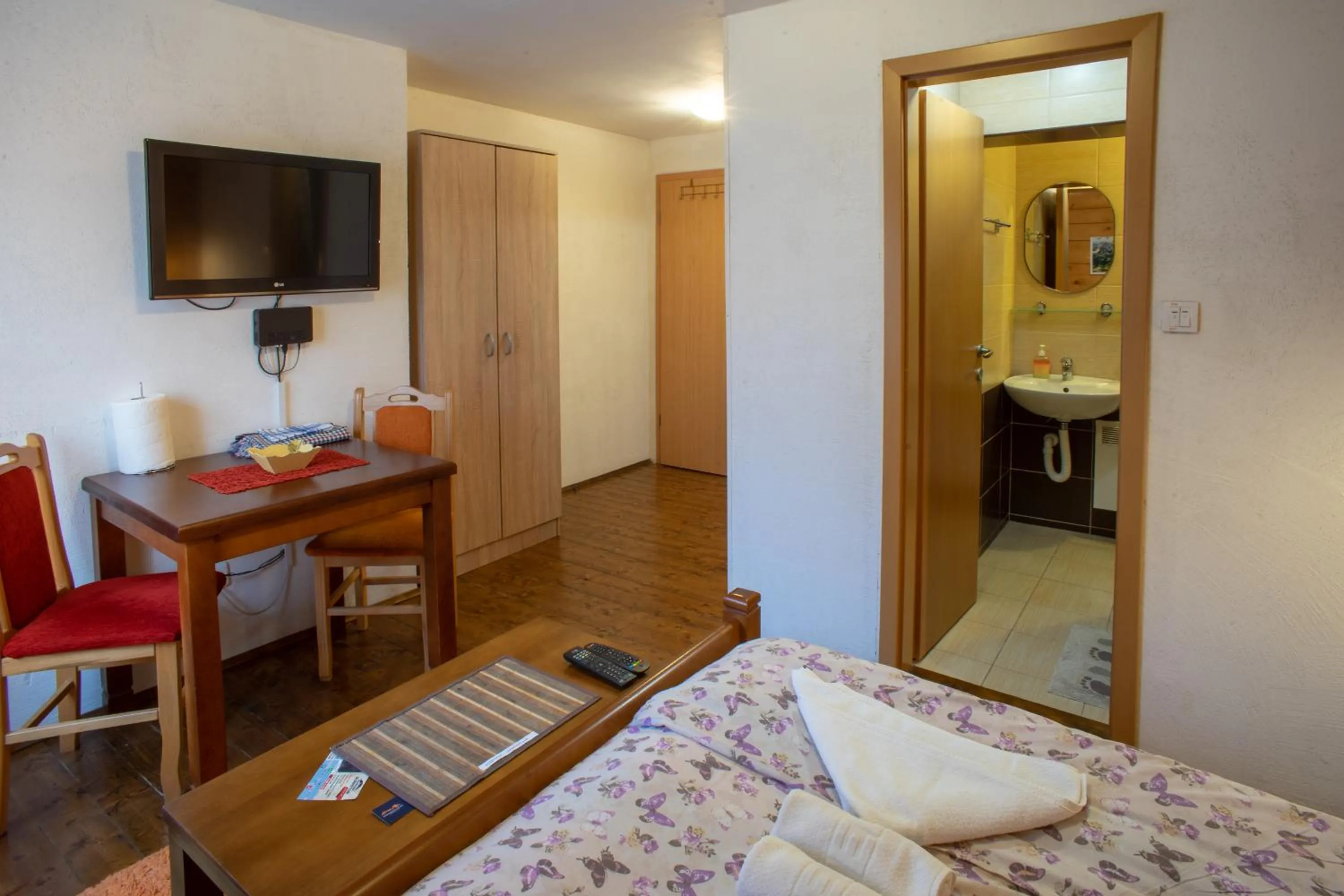 Bathroom, Bed in Apartments Peaks