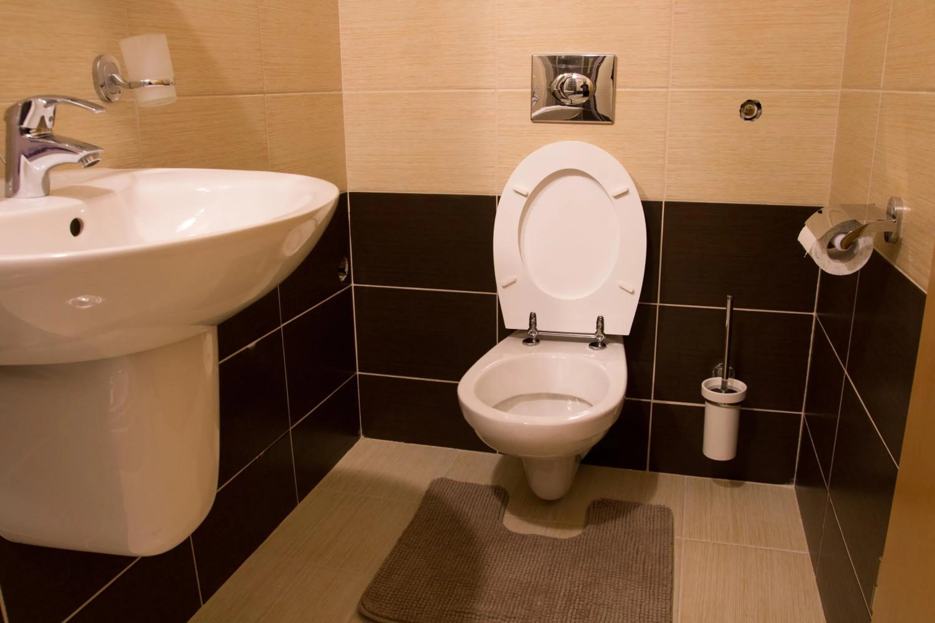Toilet in Apartments Peaks