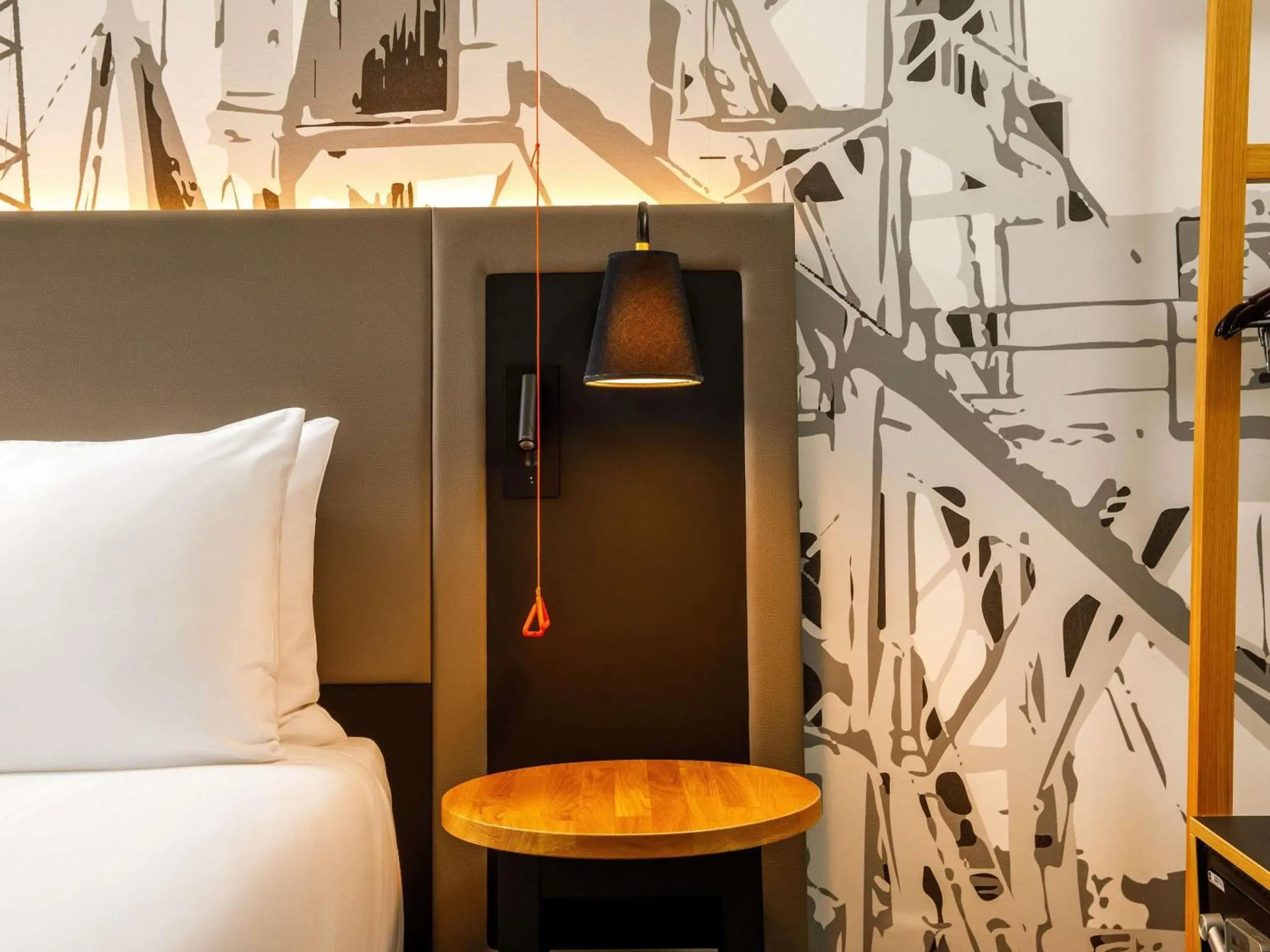 Property building, Bed in Mercure Cardiff North Hotel Property building, Bed in Mercure Cardiff North Hotel