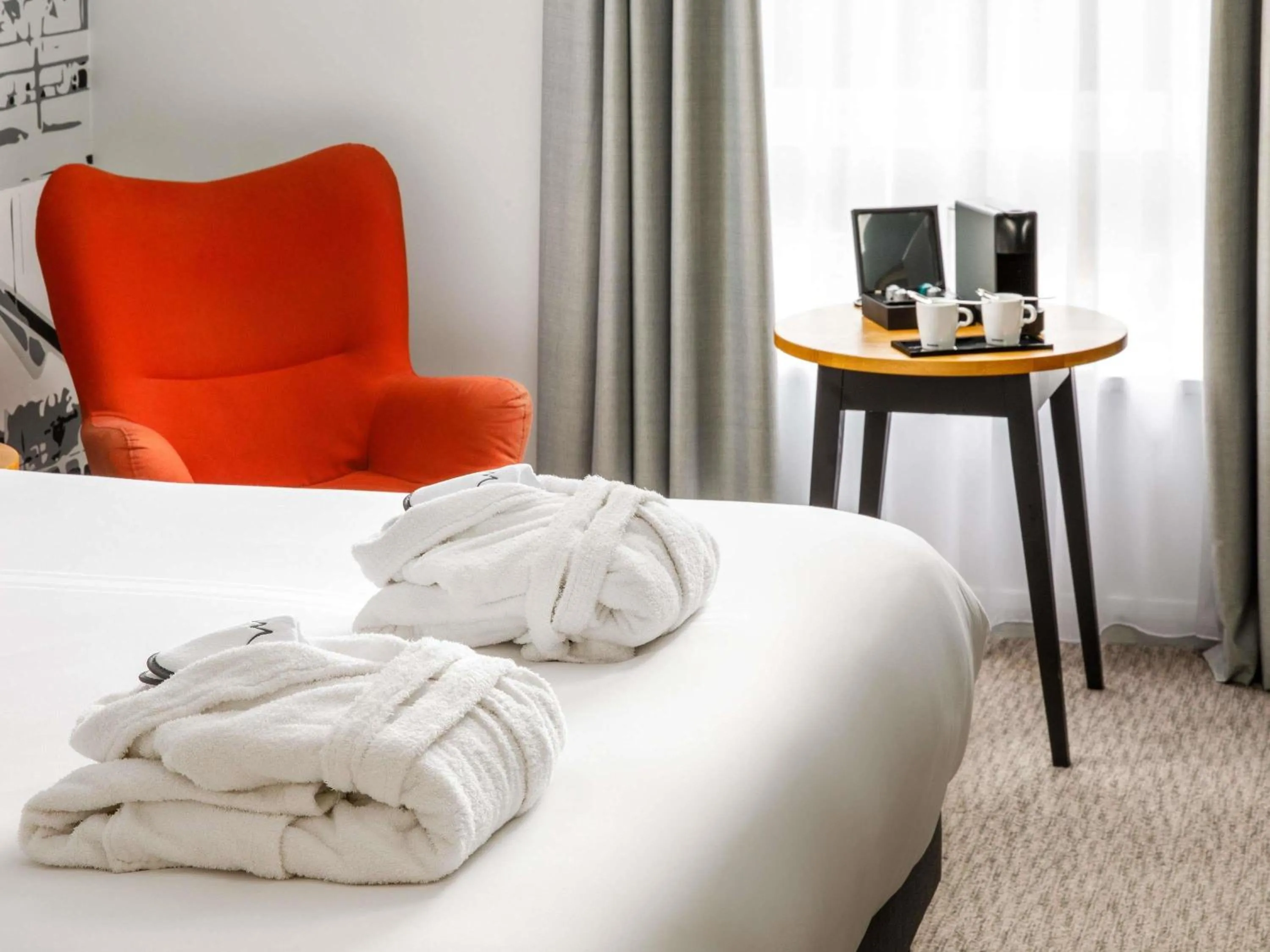 Bedroom, Bed in Mercure Cardiff North Hotel