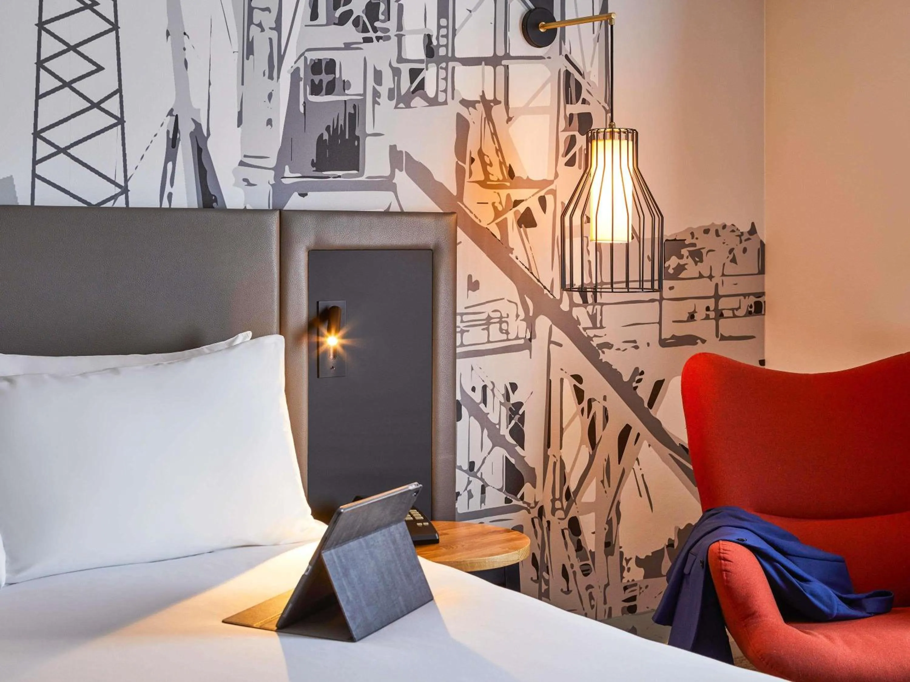 Bedroom, Bed in Mercure Cardiff North Hotel