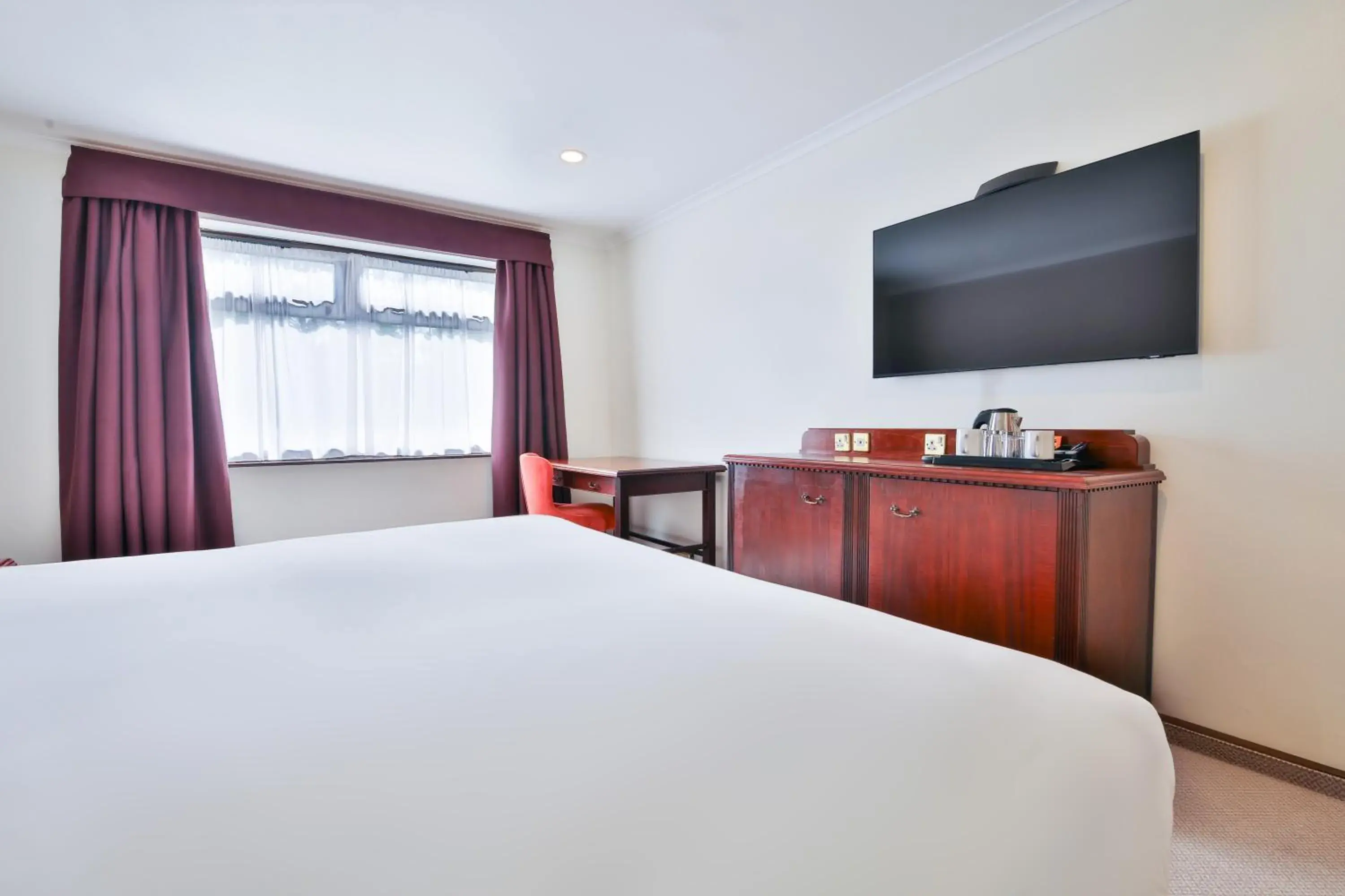 TV and multimedia, Bed in The Copthorne Hotel Cardiff TV and multimedia, Bed in The Copthorne Hotel Cardiff