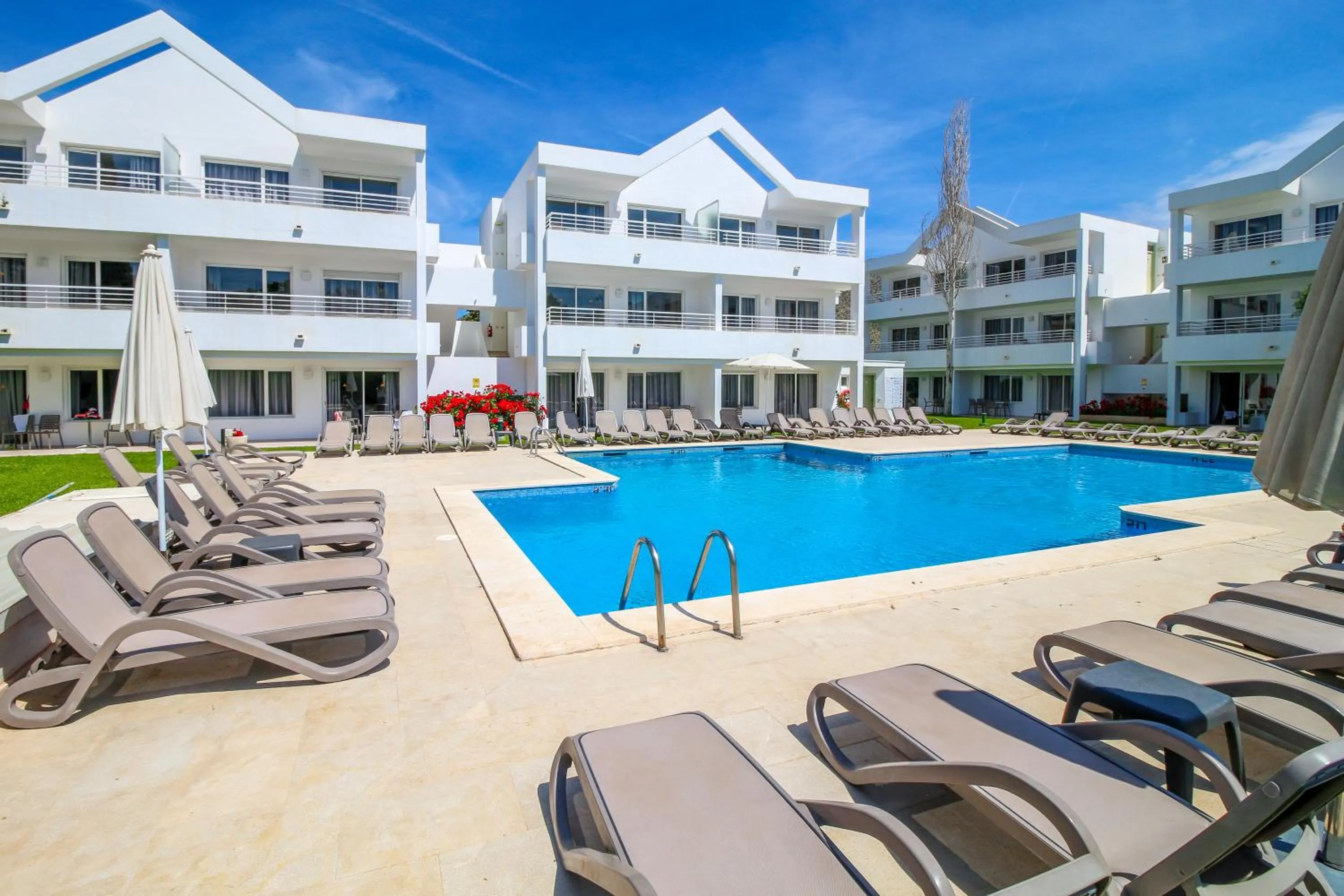 Swimming pool in Duvabitat Apartments