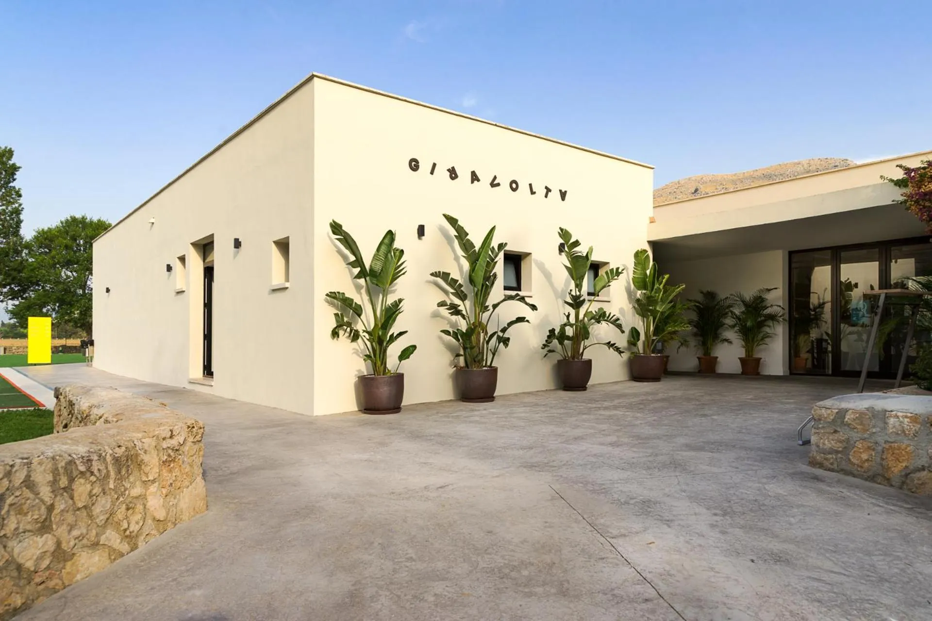 Restaurant/places to eat in Duvabitat Apartments