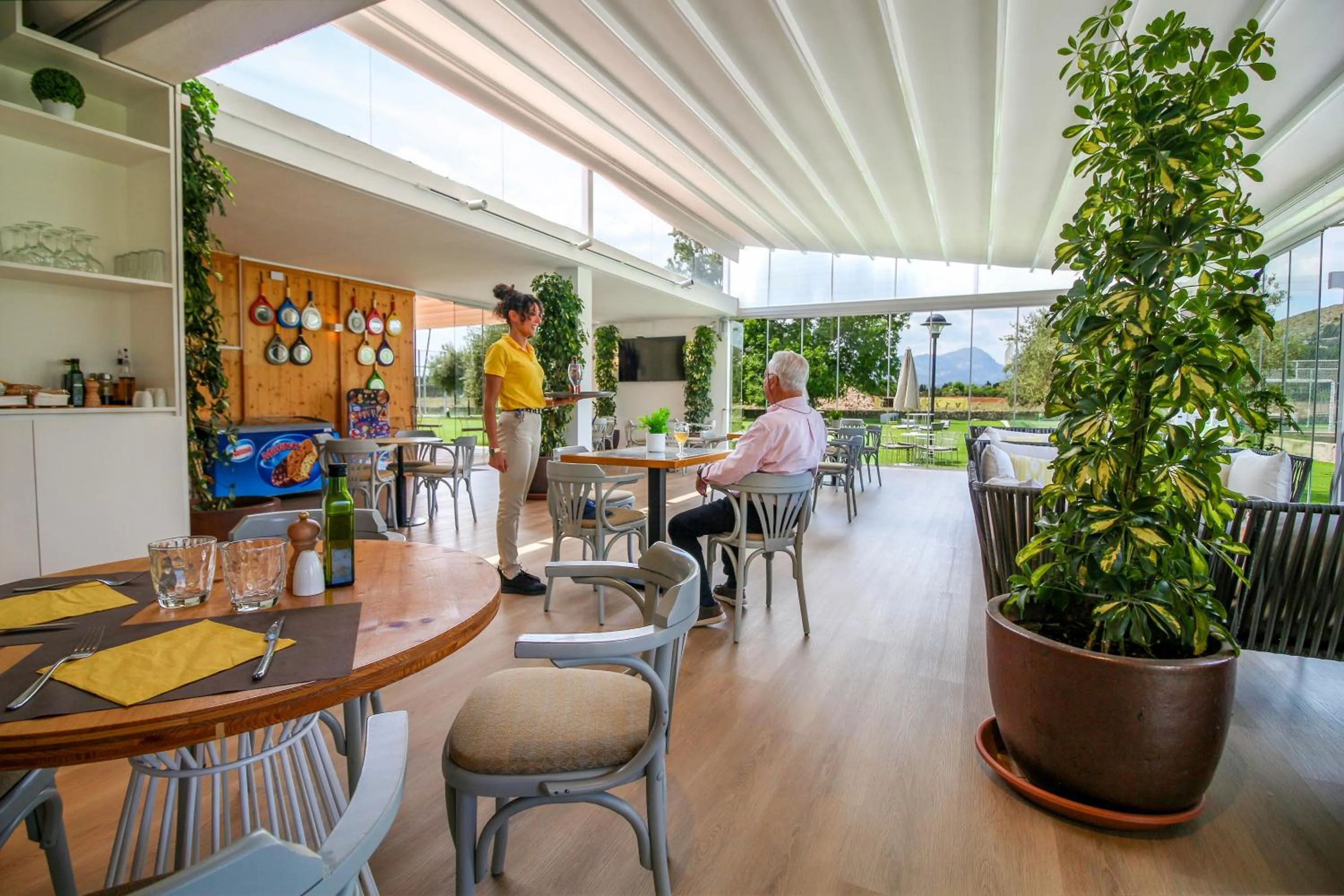 Restaurant/places to eat in Duvabitat Apartments