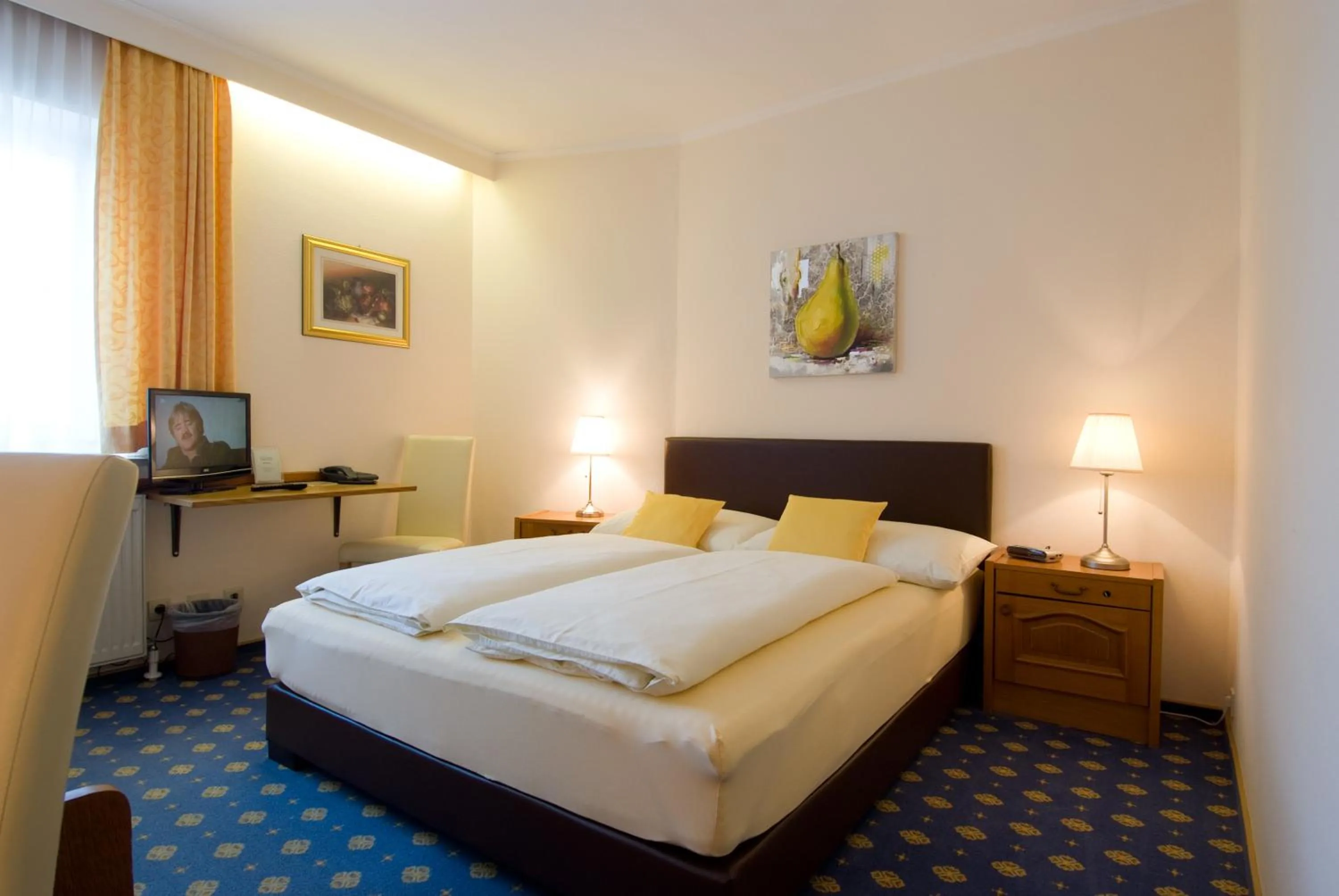 Photo of the whole room, Bed in Hotel Biedermeier Hof