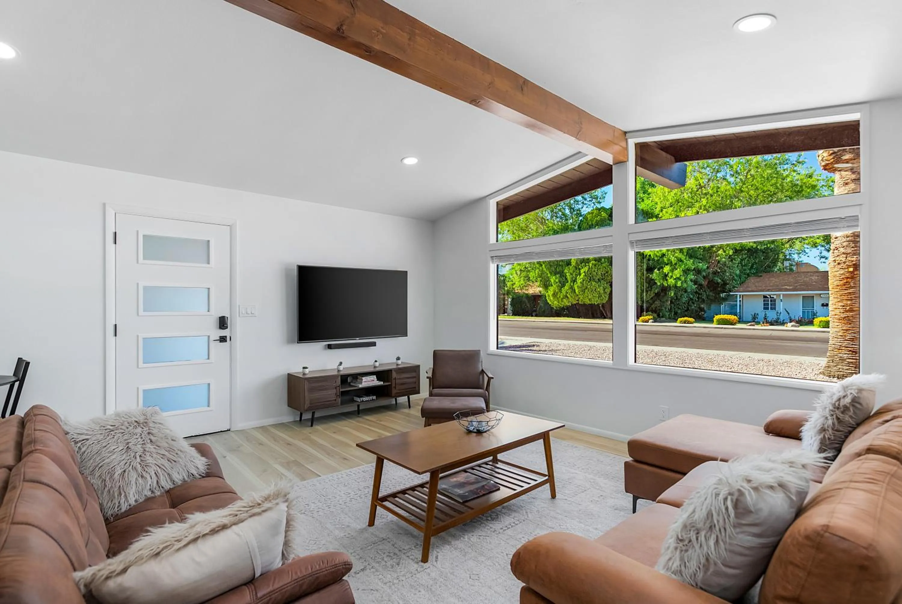 TV and multimedia in Heart of Old Town Scottsdale - walk to nightlife