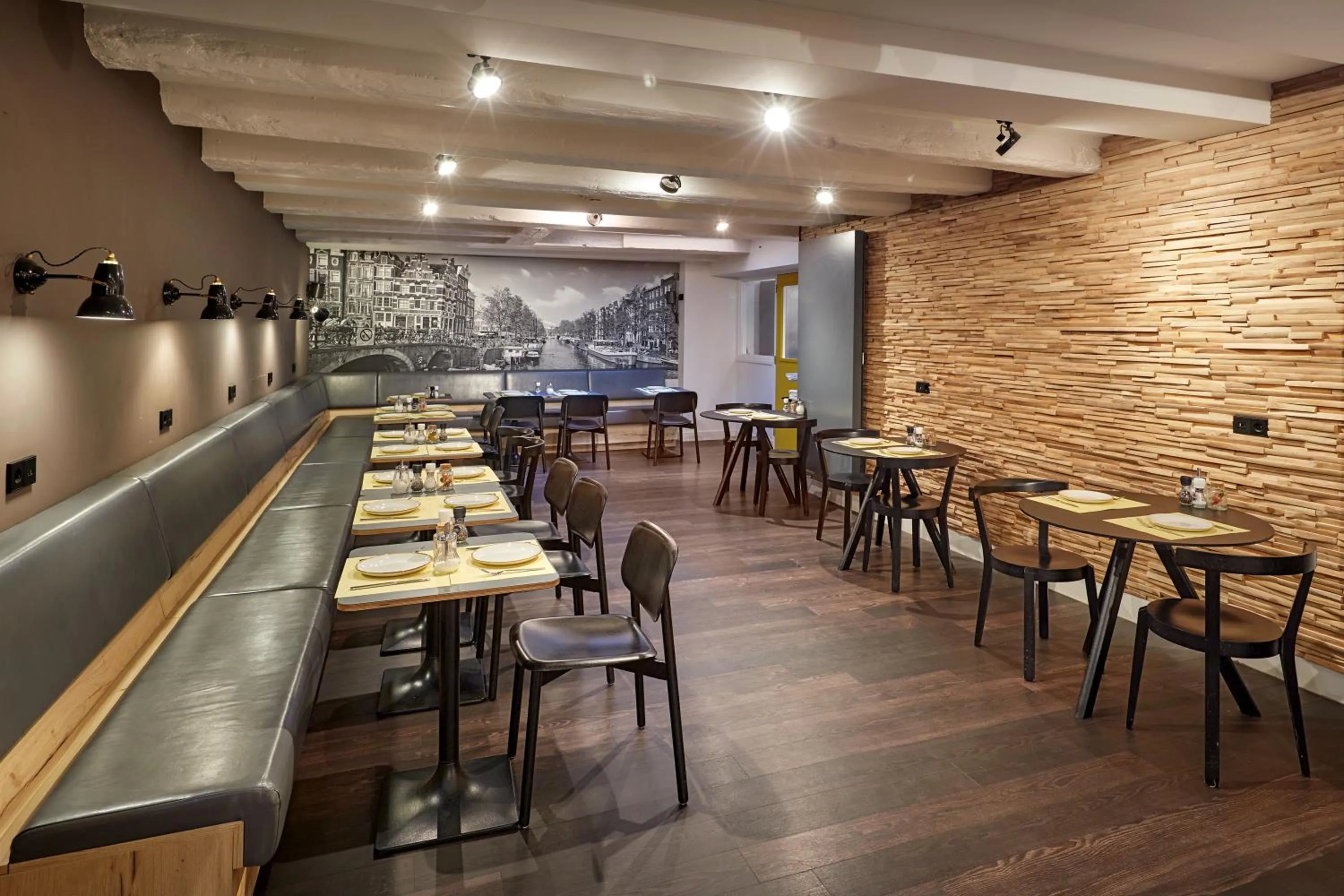 Restaurant/places to eat in Nova Hotel