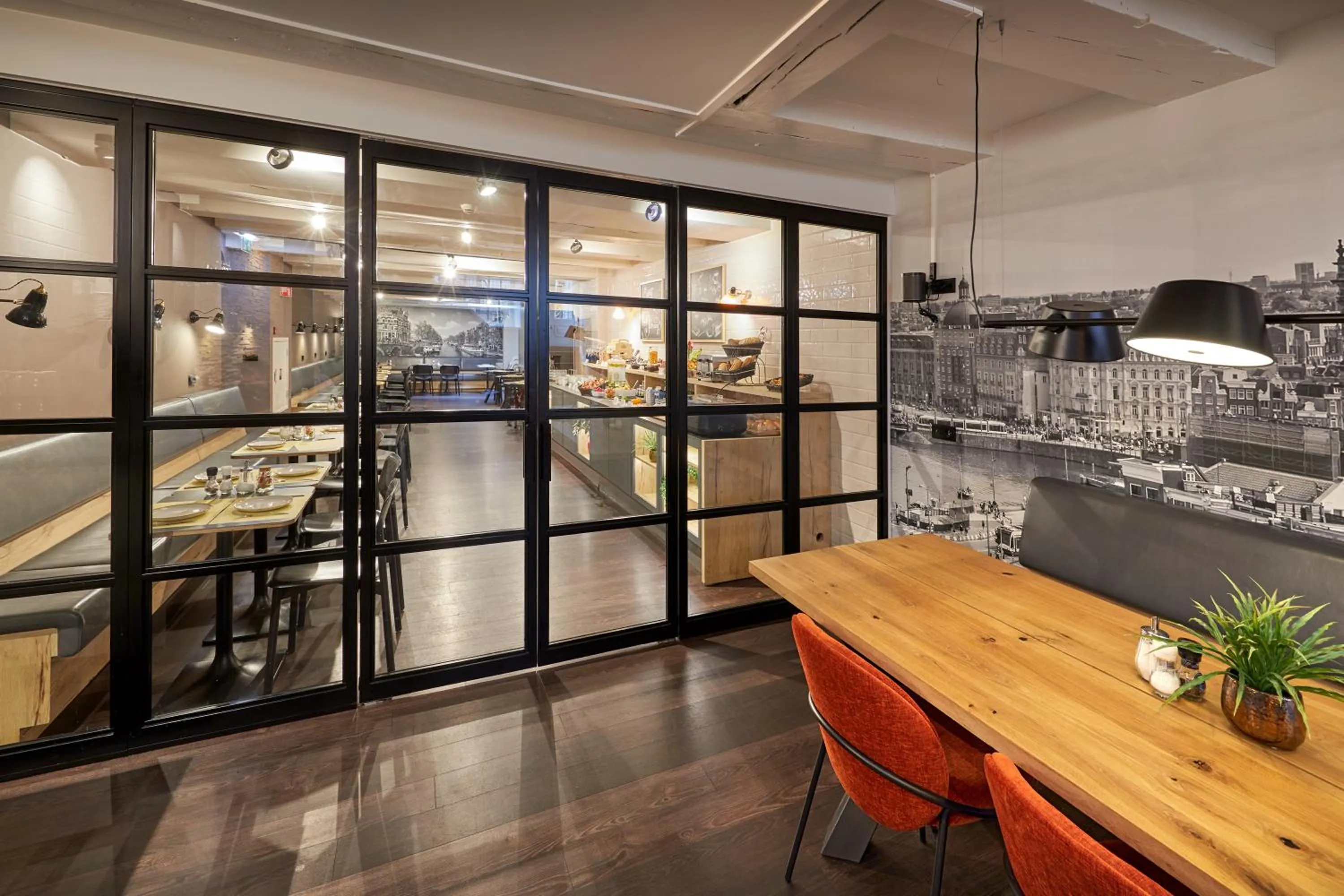 Restaurant/places to eat in Nova Hotel