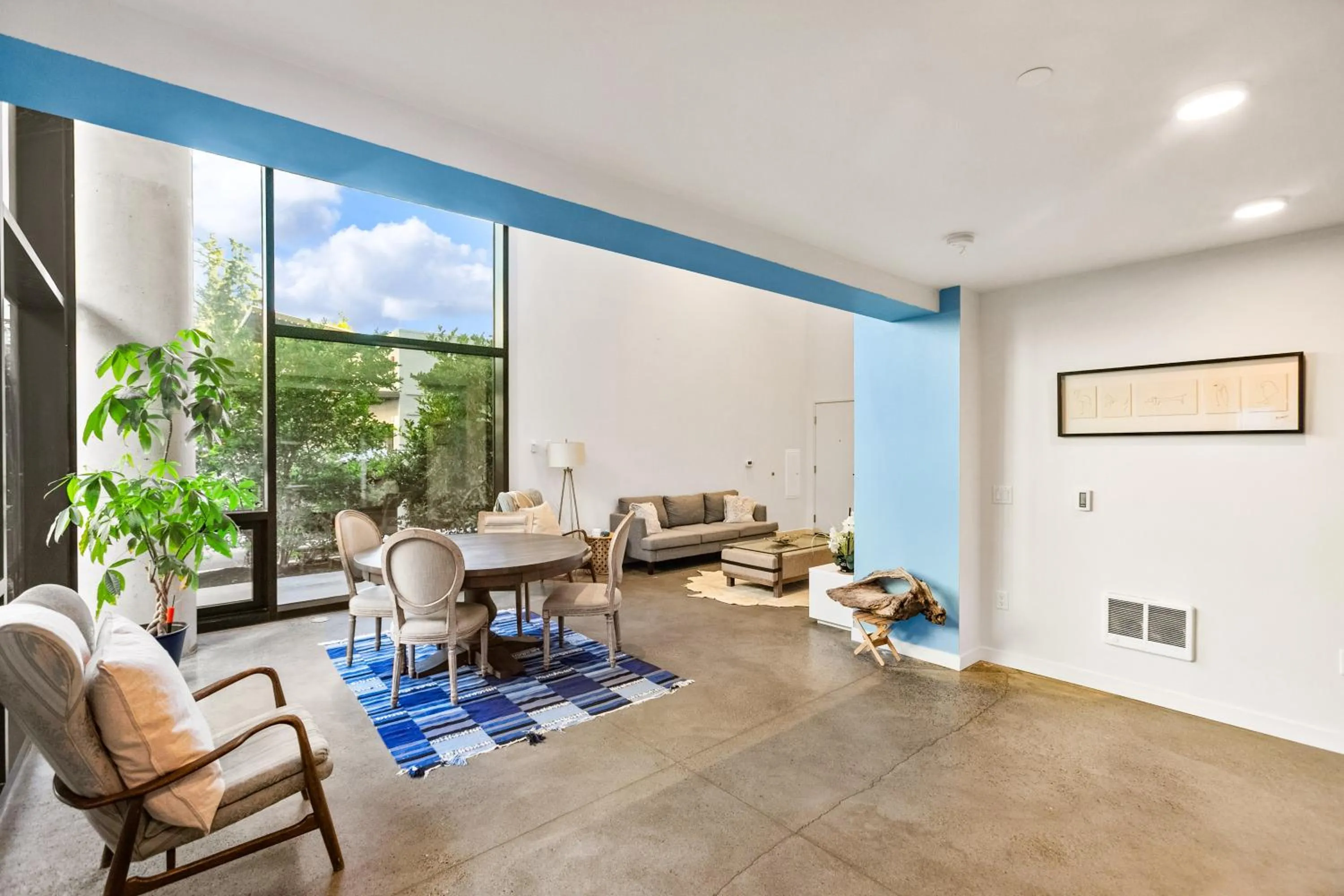 Living room in Airy and Open Corner Loft - 92 Walkscore