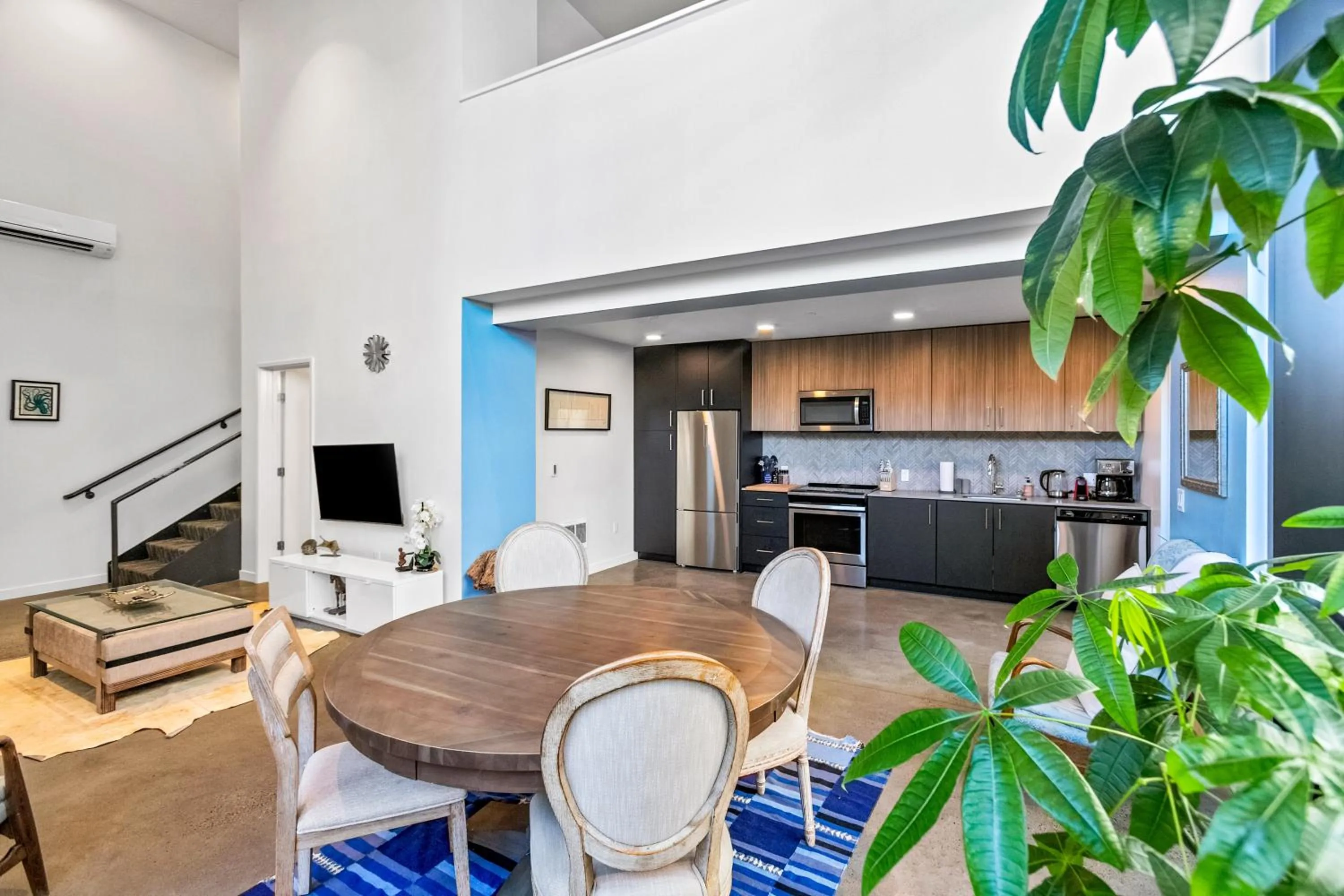 kitchen in Airy and Open Corner Loft - 92 Walkscore